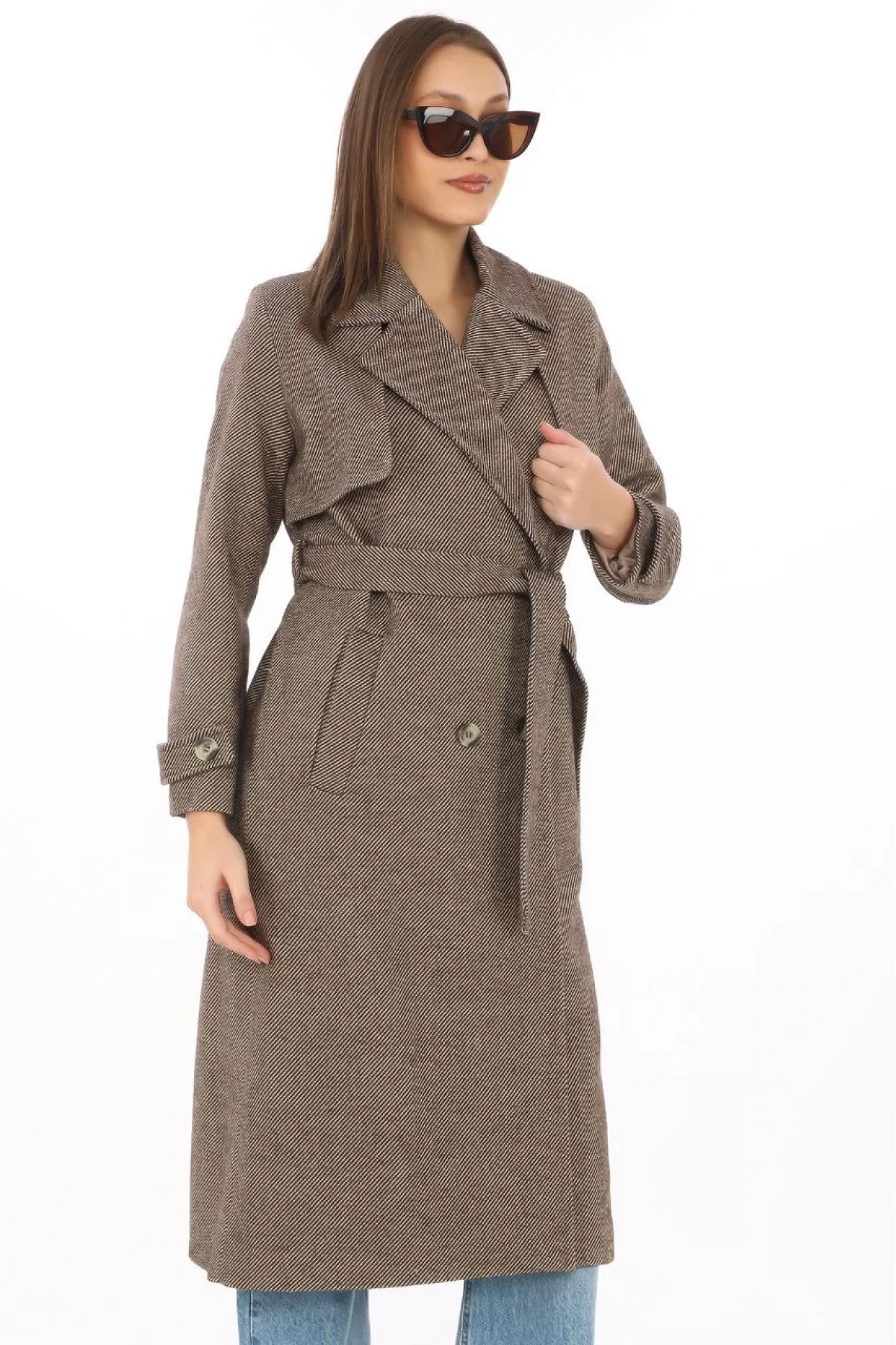 Kadın Balık Sırtı Yünlü Dokuma Kaşe Kaban – Kruvaze Yaka, Kuşaklı, Cepli, Astarlı Uzun Boy Tesettür Şık Kışlık Kaşe Kaban Modeli - Vizon