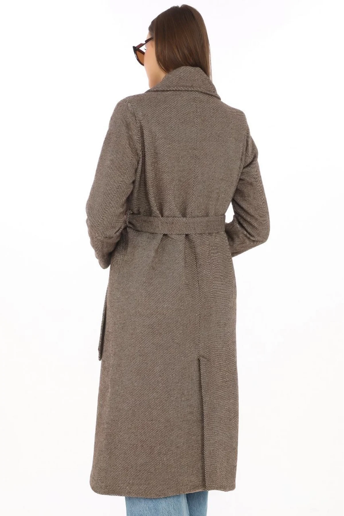 Kadın Balık Sırtı Yünlü Dokuma Kaşe Kaban – Kruvaze Yaka, Kuşaklı, Cepli, Astarlı Uzun Boy Tesettür Şık Kışlık Kaşe Kaban Modeli - Vizon