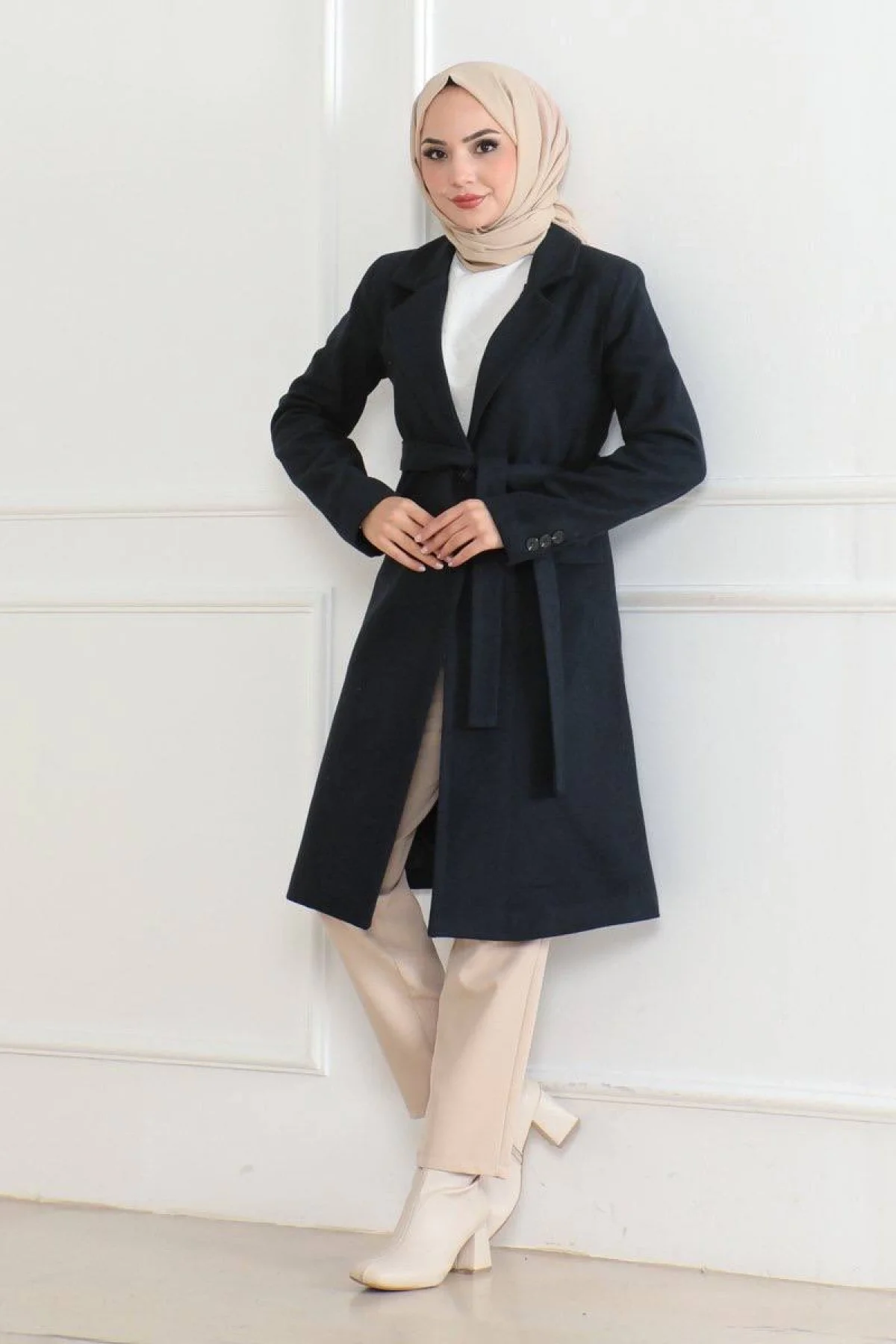 Kadın Kaşe Kaban – Uzun Boy Kruvaze Yaka, Kuşaklı Tesettür Kışlık Kaban, Astarlı Şık Yünlü Dokuma Oversize Rahat Kalıp, Cepli Modern Kaşe Mont Modeli - Lacivert