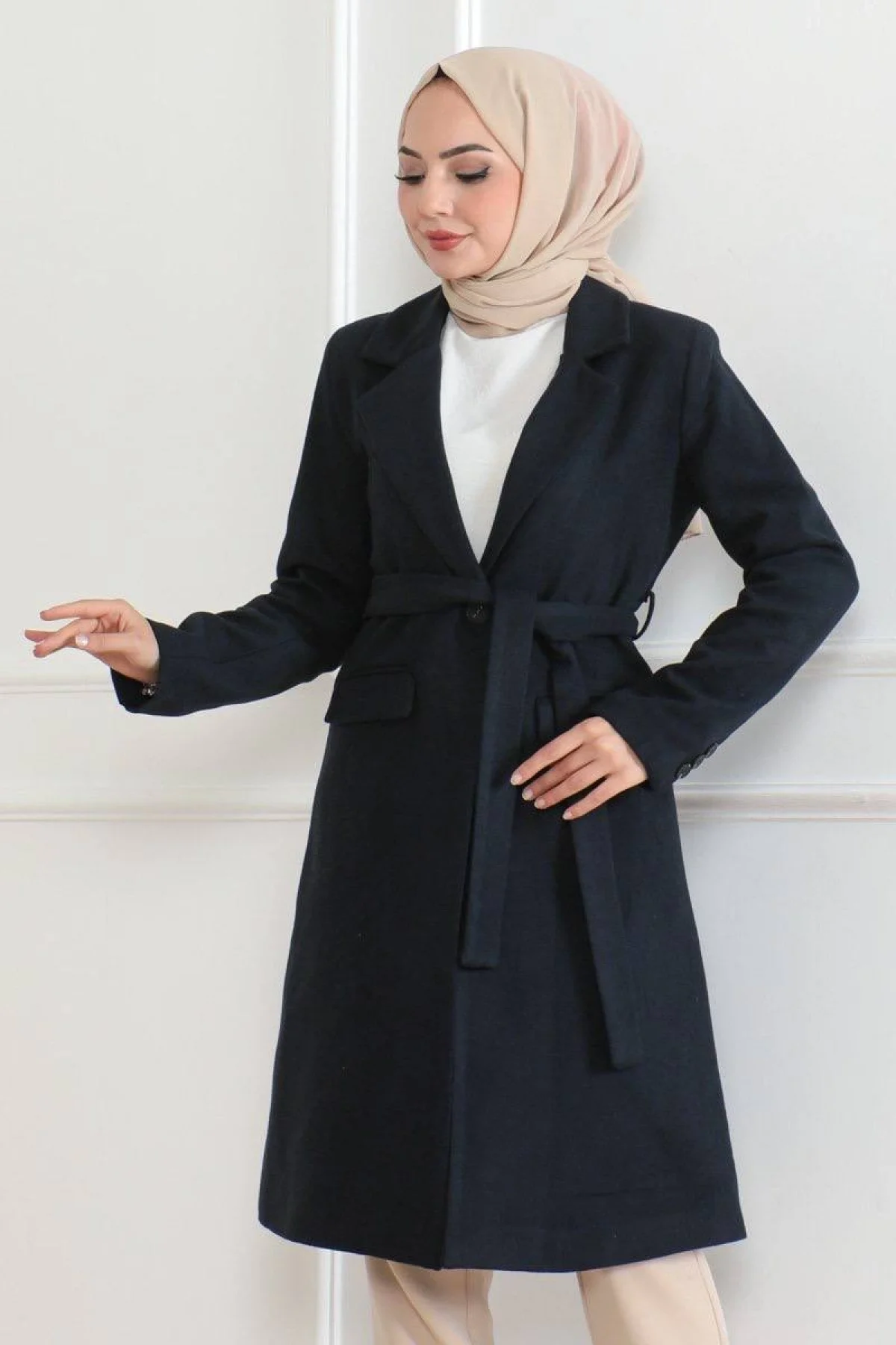 Kadın Kaşe Kaban – Uzun Boy Kruvaze Yaka, Kuşaklı Tesettür Kışlık Kaban, Astarlı Şık Yünlü Dokuma Oversize Rahat Kalıp, Cepli Modern Kaşe Mont Modeli - Lacivert