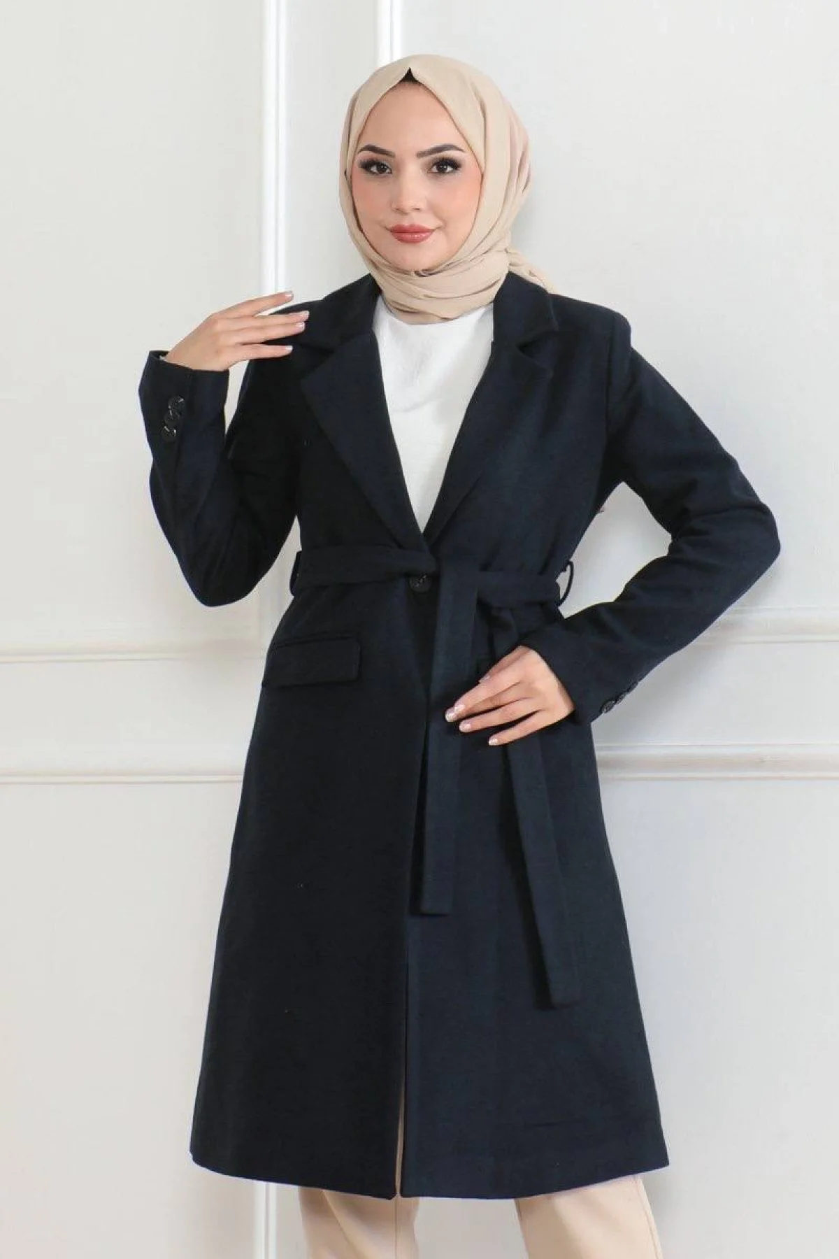 Kadın Kaşe Kaban – Uzun Boy Kruvaze Yaka, Kuşaklı Tesettür Kışlık Kaban, Astarlı Şık Yünlü Dokuma Oversize Rahat Kalıp, Cepli Modern Kaşe Mont Modeli - Lacivert