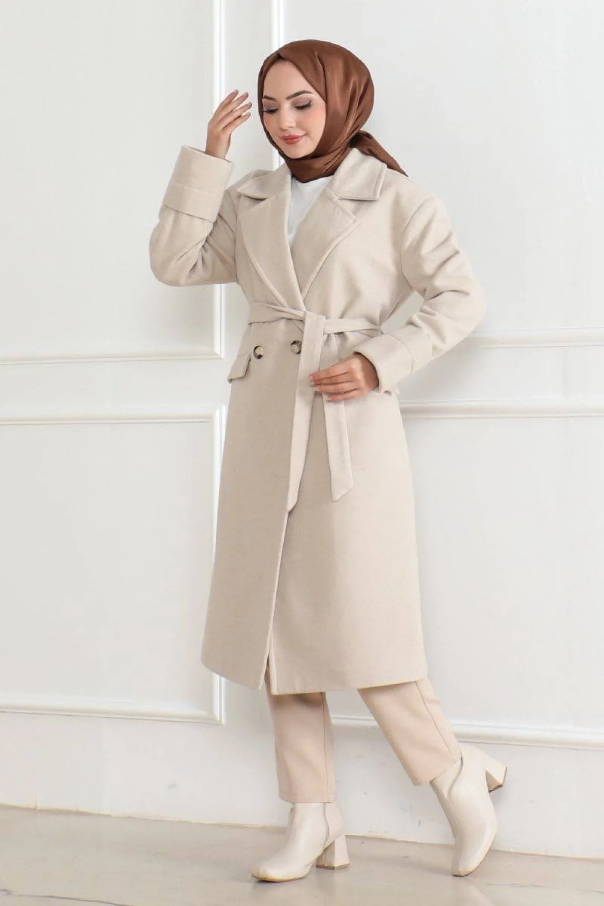 Kadın Kaşe Kaban – Uzun Boy Kruvaze Yaka Kuşaklı Tesettür Kaşe Kışlık Kaban, Astarlı Şık Yünlü Dokuma Oversize Rahat Kalıp Cepli Düğmeli Modern Kap Modeli - Bej