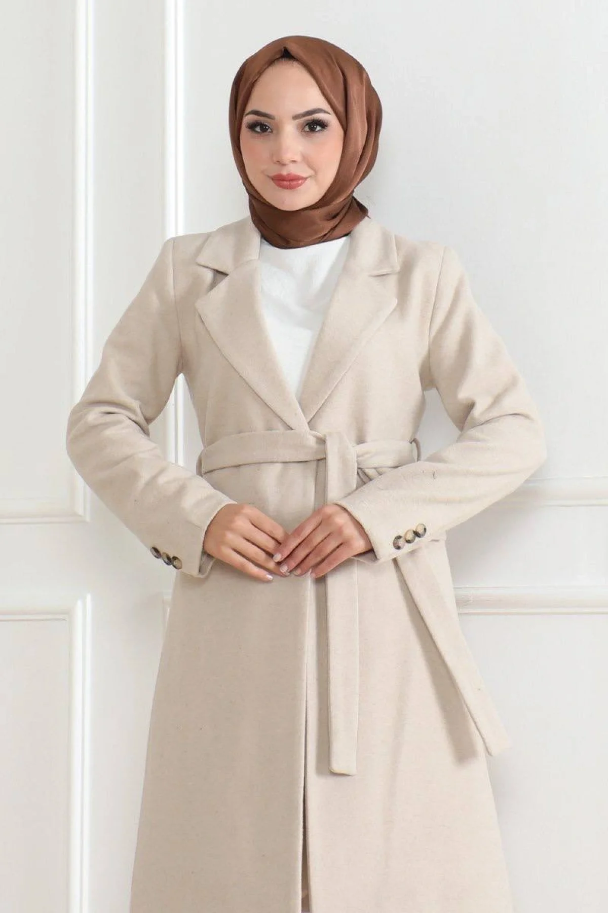 Kadın Kaşe Kaban – Uzun Boy Kruvaze Yaka, Kuşaklı Tesettür Kışlık Kaban, Astarlı Şık Yünlü Dokuma Oversize Rahat Kalıp, Cepli Modern Kaşe Mont Modeli - Bej