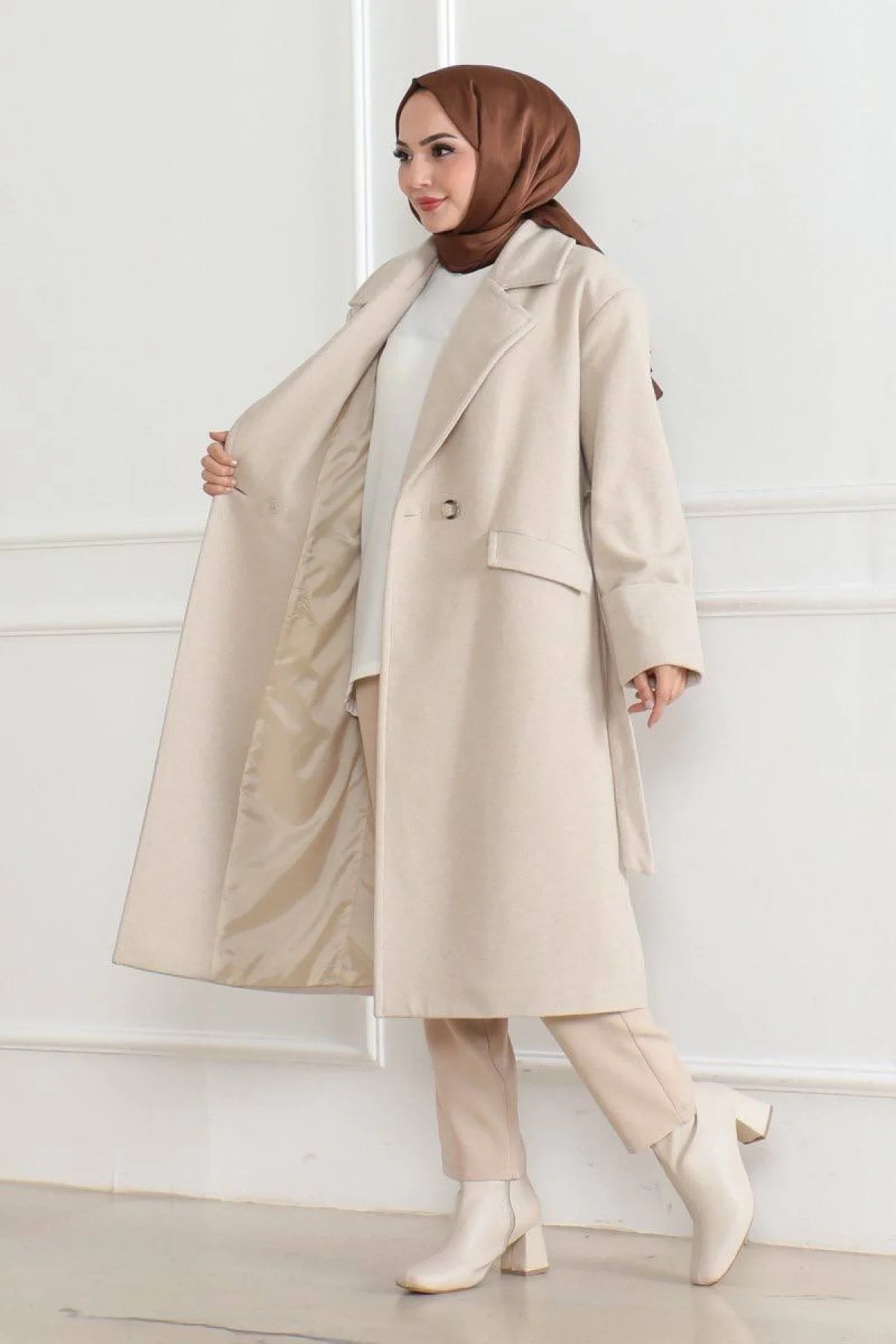 Kadın Kaşe Kaban – Uzun Boy Kruvaze Yaka Kuşaklı Tesettür Kaşe Kışlık Kaban, Astarlı Şık Yünlü Dokuma Oversize Rahat Kalıp Cepli Düğmeli Modern Kap Modeli - Bej