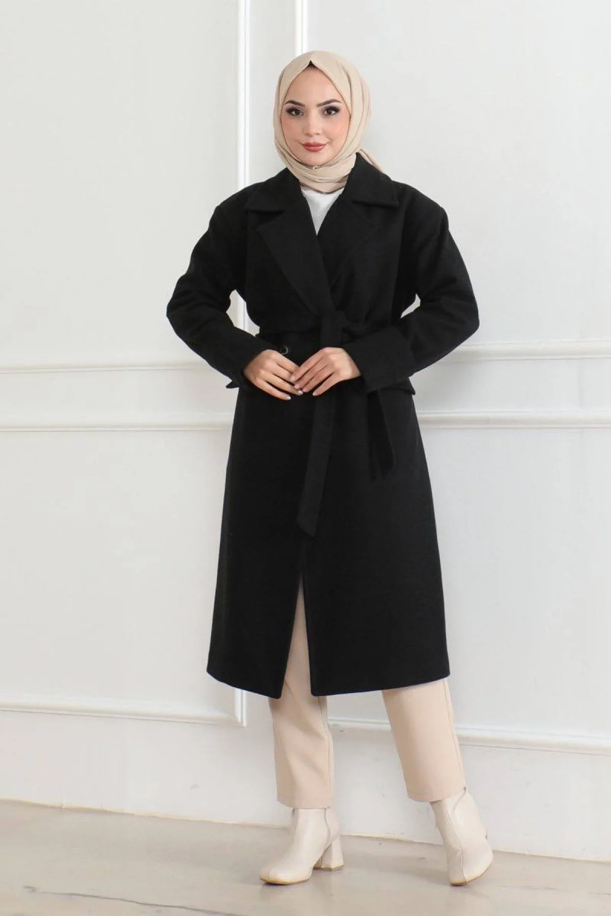 Kadın Kaşe Kaban – Uzun Boy Kruvaze Yaka, Kuşaklı Tesettür Kışlık Kaban, Astarlı Şık Yünlü Dokuma Oversize Rahat Kalıp, Cepli Modern Kaşe Mont Modeli - Siyah