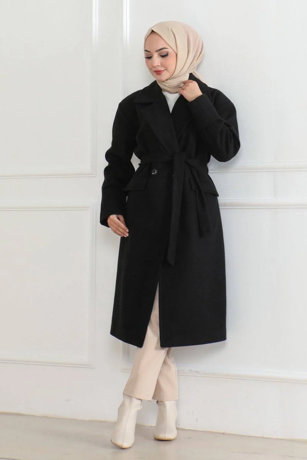 Kadın Kaşe Kaban – Uzun Boy Kruvaze Yaka, Kuşaklı Tesettür Kışlık Kaban, Astarlı Şık Yünlü Dokuma Oversize Rahat Kalıp, Cepli Modern Kaşe Mont Modeli - Siyah