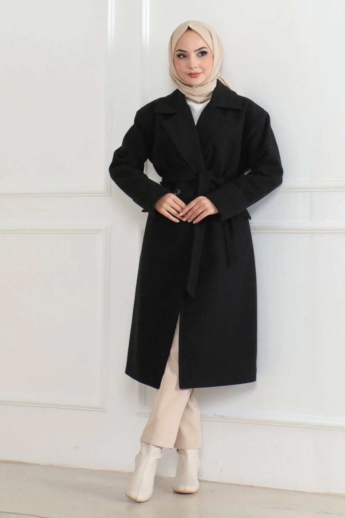 Kadın Kaşe Kaban – Uzun Boy Kruvaze Yaka, Kuşaklı Tesettür Kışlık Kaban, Astarlı Şık Yünlü Dokuma Oversize Rahat Kalıp, Cepli Modern Kaşe Mont Modeli - Siyah