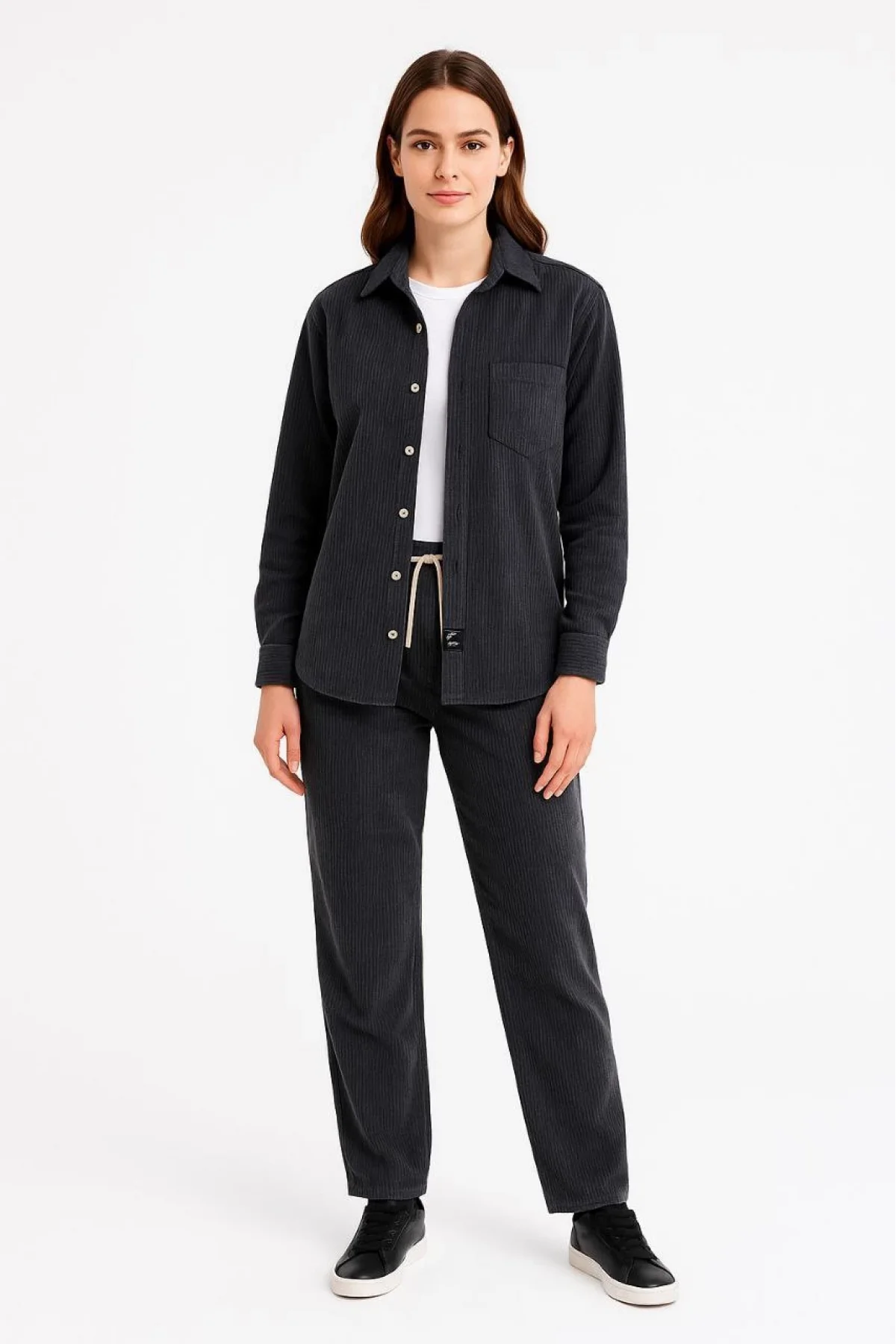 Kadın Kadife Oversize Takım – Gömlek ve Pantolon İkili Set Füme Corduroy Şıklığı, Rahat ve Zarif Duruş Yumuşak Dokulu Kadife Kumaş, Düğmeli Gömlek Üst ve Lastikli Pantolon Alt Parça ile Gün Boyu Konfor- Siyah