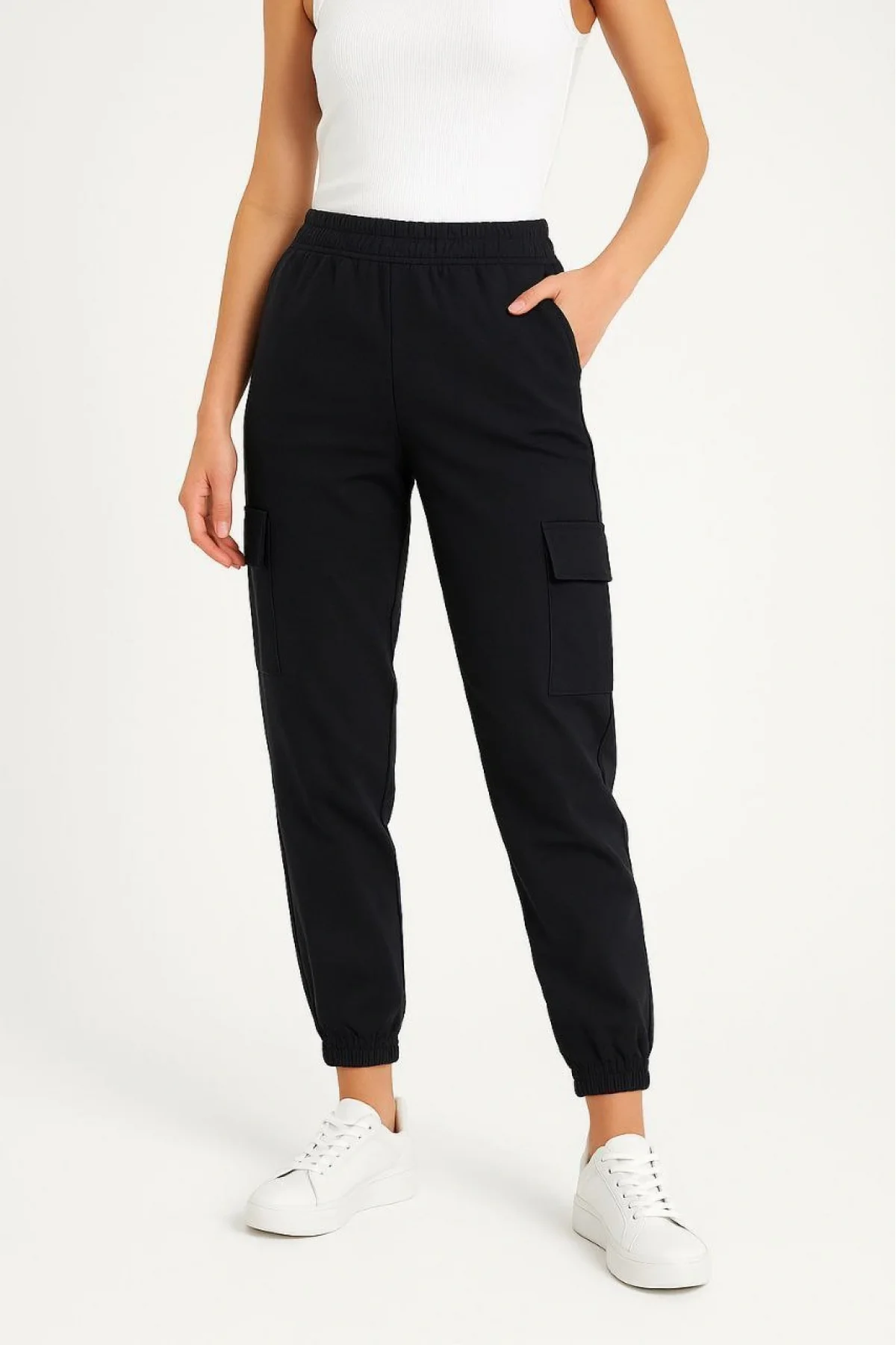 Kadın Siyah Jogger Eşofman Altı Rahat Kalıp, Kargo Cepli,  Lastikli Paça, Günlük Spor Pantolon - Siyah