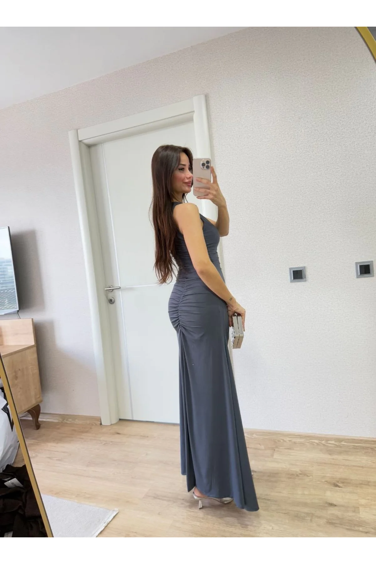 Bürümcük Kumaşlı İçi Astarlı Üzgülü Kolsuz Büzgülü Uzun Elbise - Füme