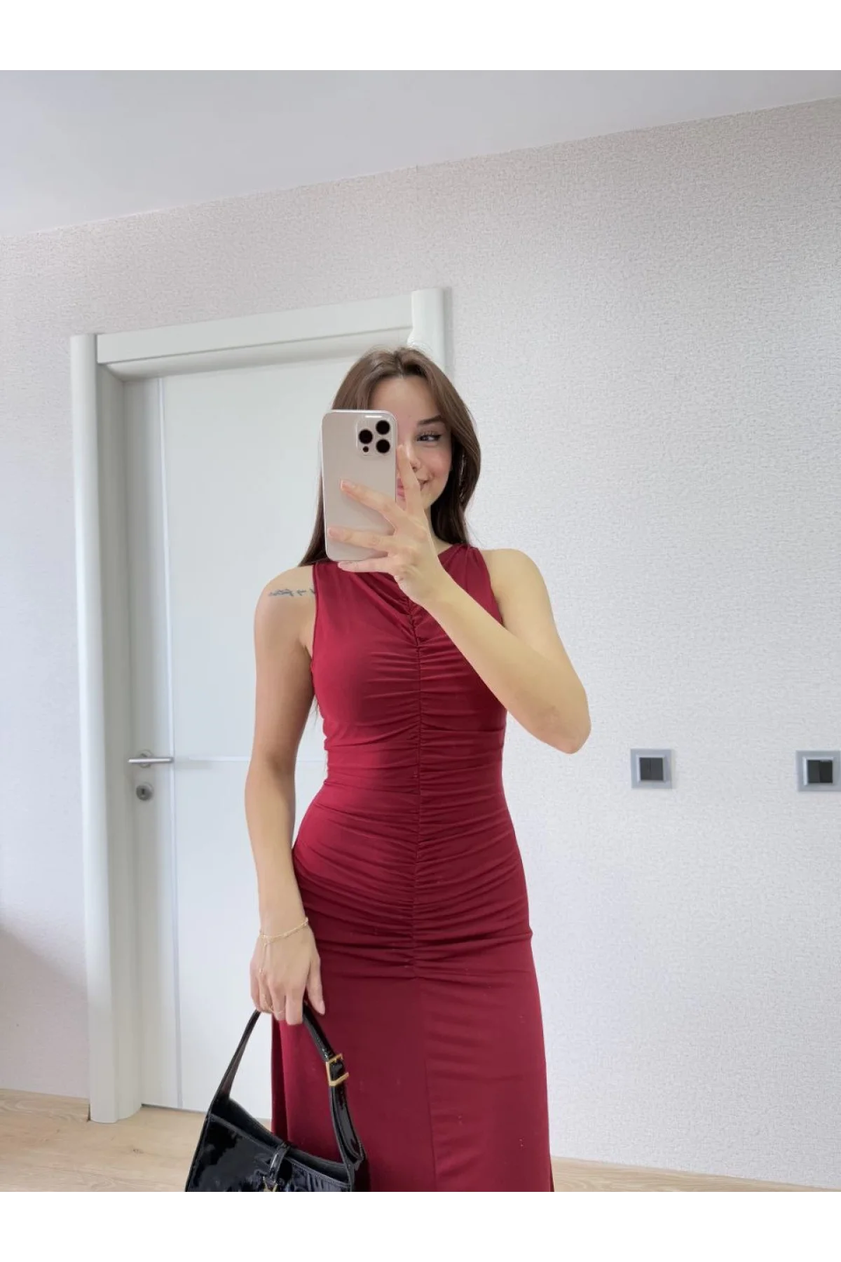 Bürümcük Kumaşlı İçi Astarlı Üzgülü Kolsuz Büzgülü Uzun Elbise - Kırmızı