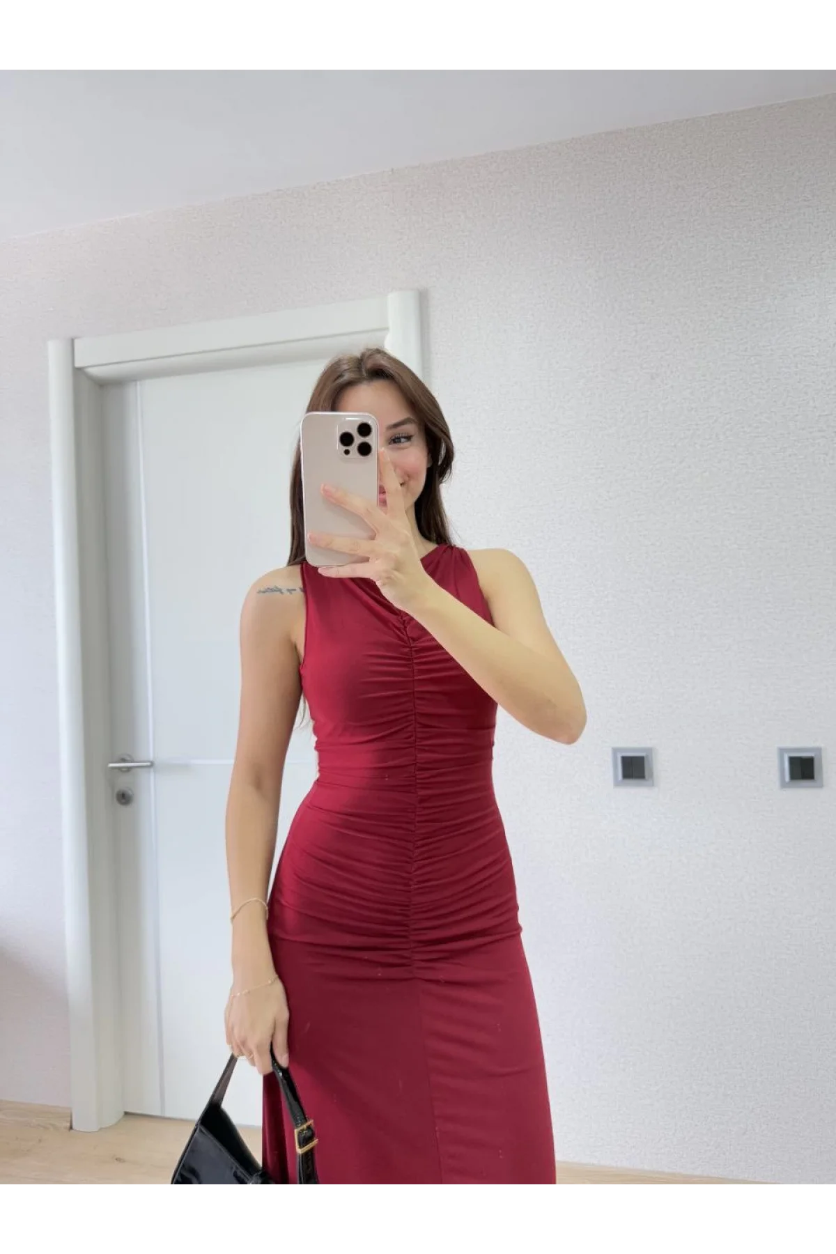 Bürümcük Kumaşlı İçi Astarlı Üzgülü Kolsuz Büzgülü Uzun Elbise - Kırmızı