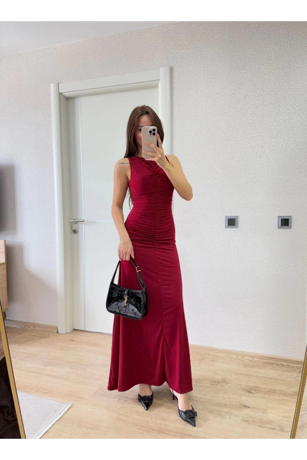 Bürümcük Kumaşlı İçi Astarlı Üzgülü Kolsuz Büzgülü Uzun Elbise - Kırmızı