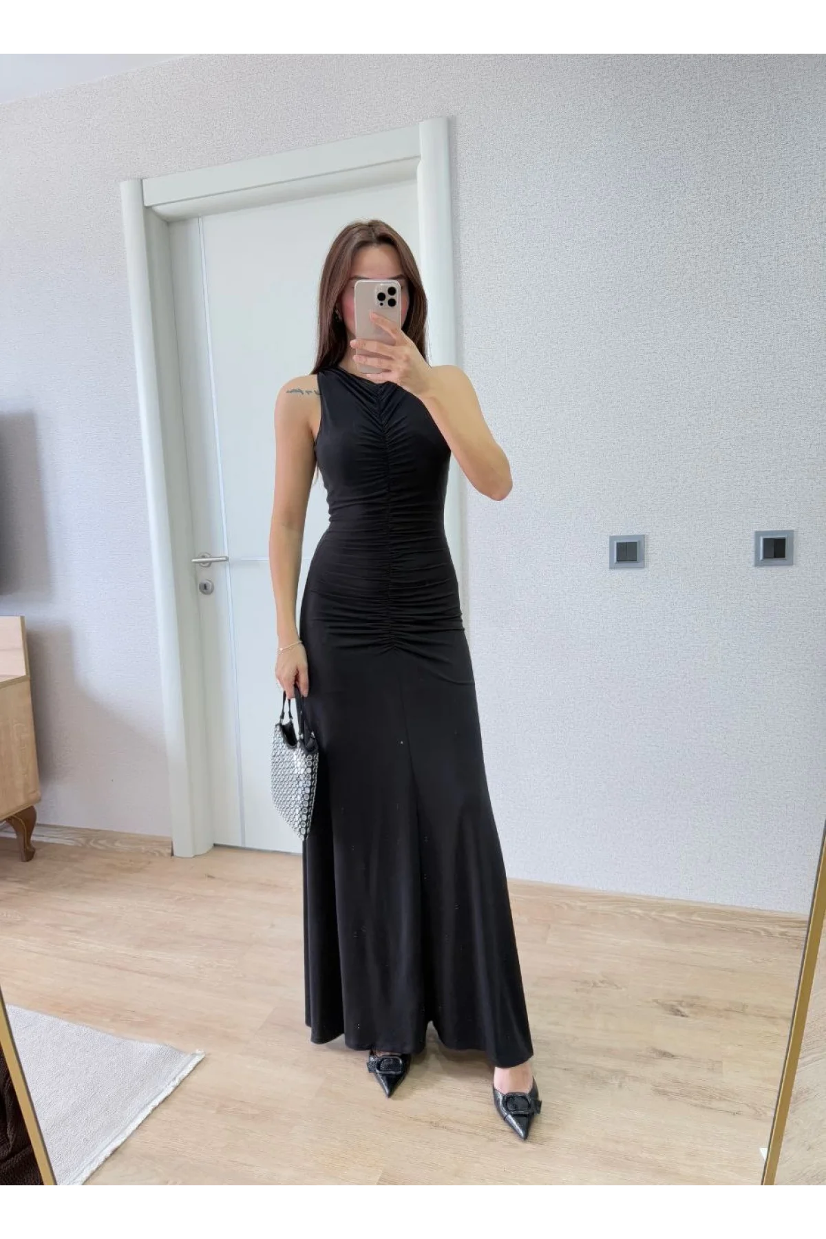 Bürümcük Kumaşlı İçi Astarlı Üzgülü Kolsuz Büzgülü Uzun Elbise - Siyah