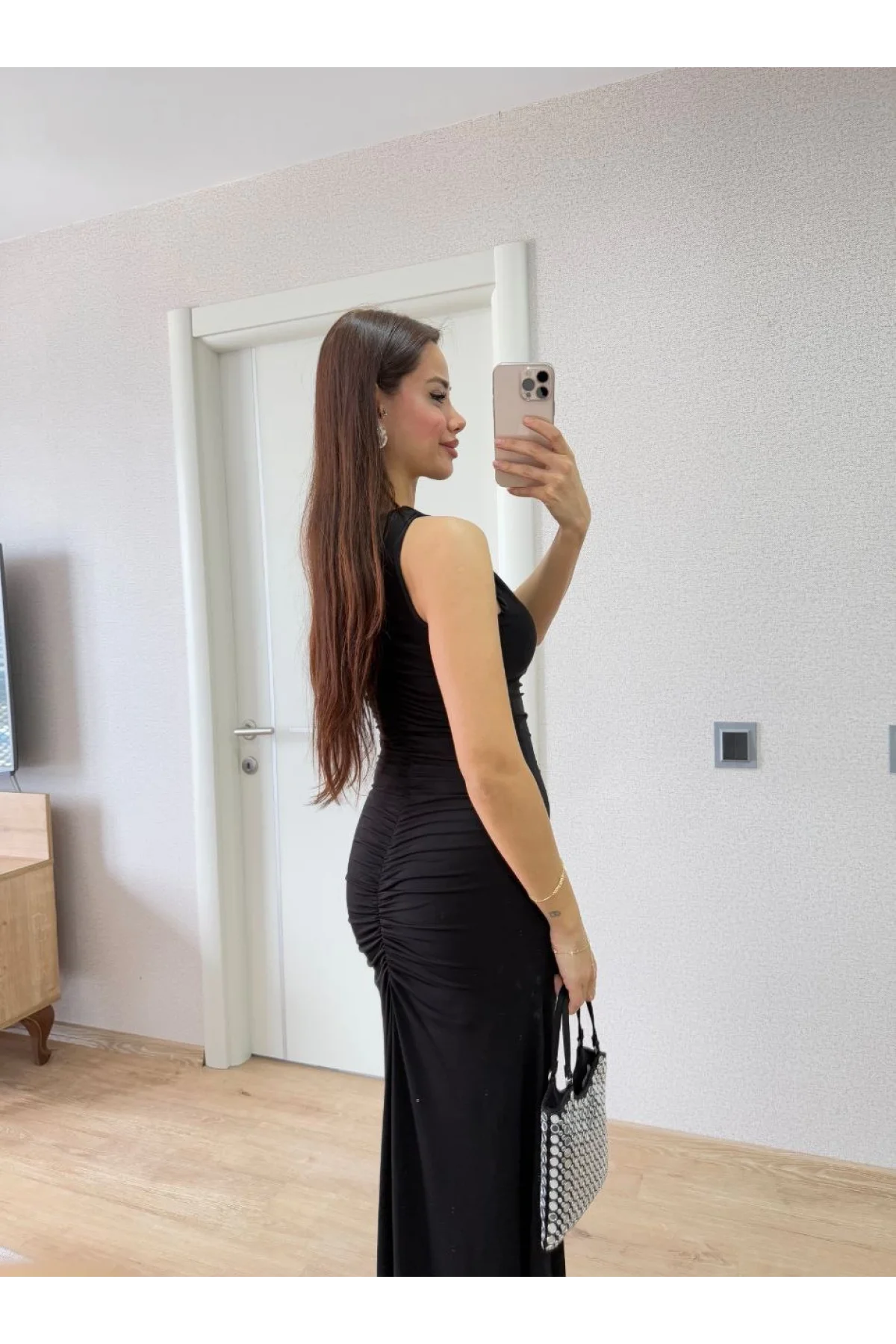 Bürümcük Kumaşlı İçi Astarlı Üzgülü Kolsuz Büzgülü Uzun Elbise - Siyah