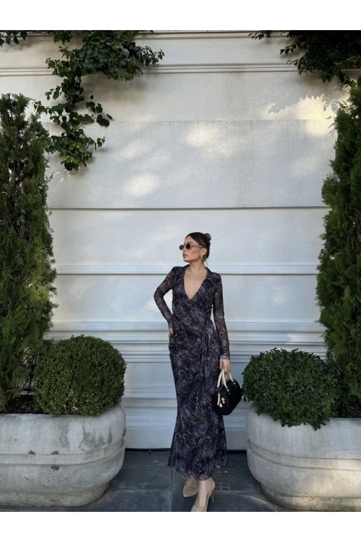 Kruvaze V yaka, fırfırlı ve bağcıklı Desenli Bluz ve Midi Etek Takım - Siyah