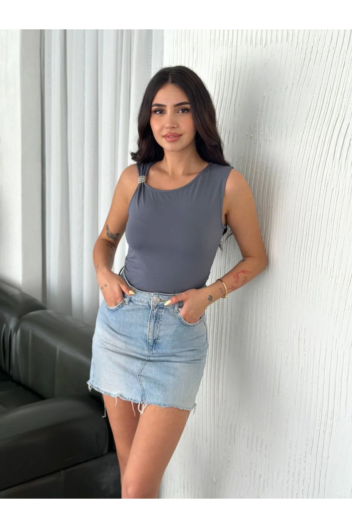 Osy Modal Yumuşak Dokulu Kumaş Bisiklet Yaka Kadın Sıfır Kol Bluz Omuz Toka Aksesuar Detaylı - Antrasit