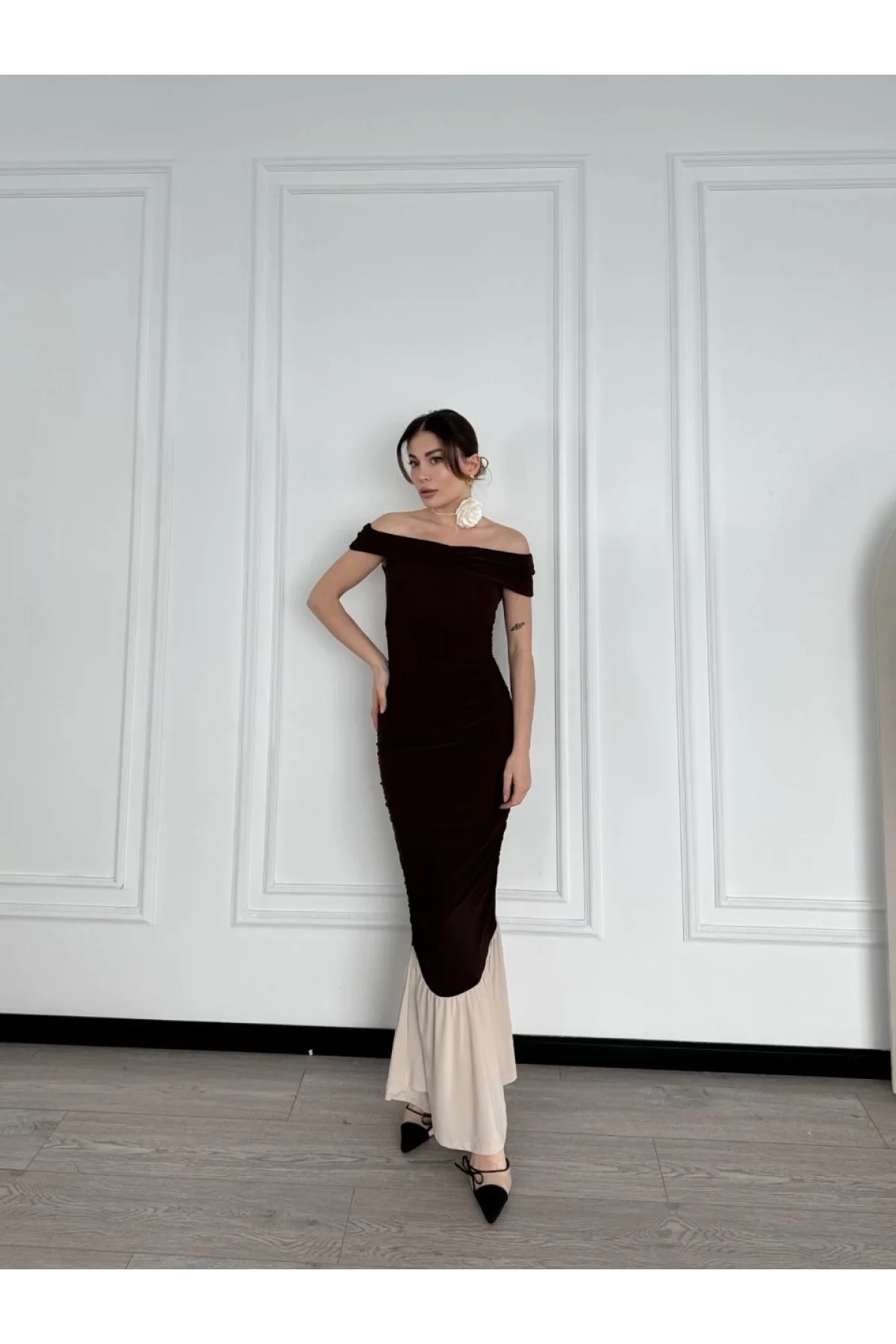 Striptiz Omuzlu Uzun Elbise- Kahve