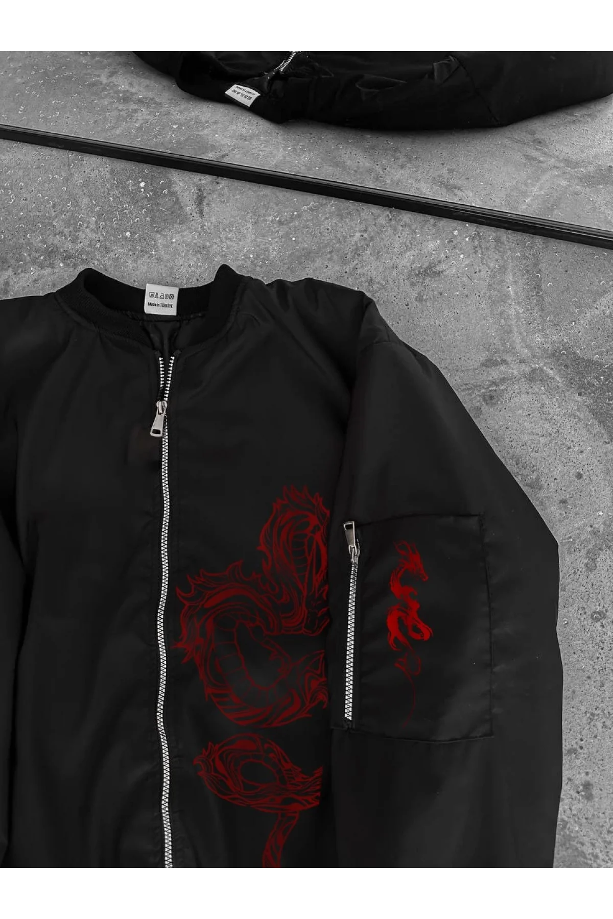Erkek Unisex Siyah Bomber Mont – Kırmızı Ejderha Desenli, Fermuarlı Cepli, Kapitone Astarlı Günlük ve Sokak Modası Ceket - Siyah