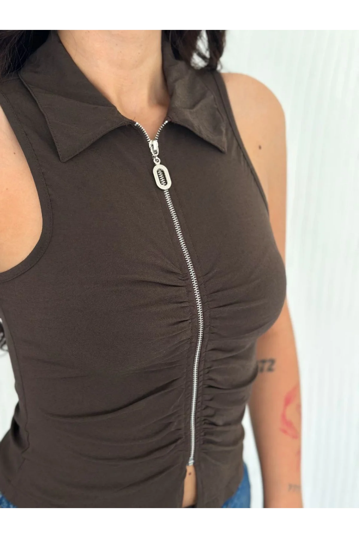 Yakalı Tam Fermuarlı Kolsuz Bluz - Kahverengi