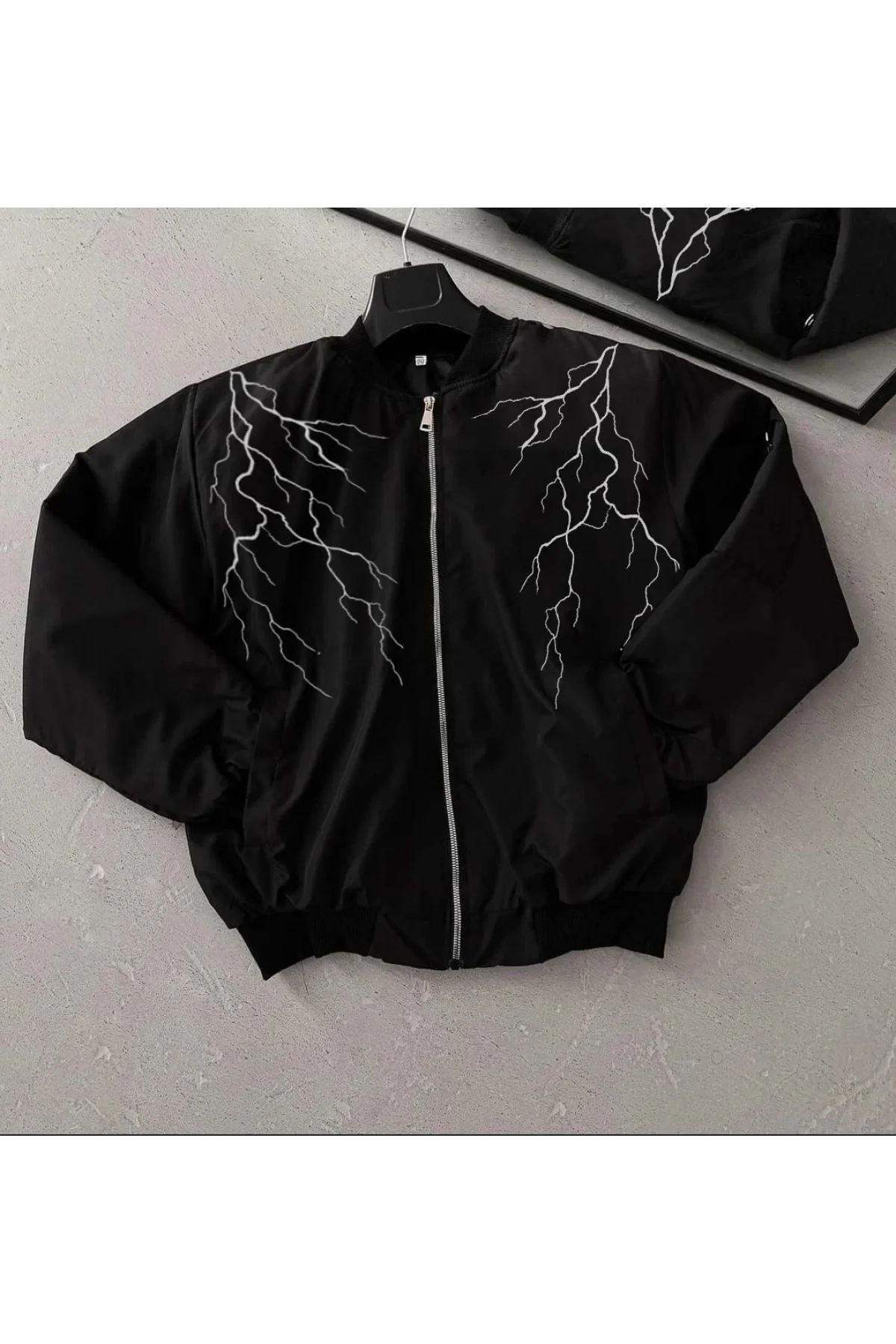 Unisex Siyah Bomber Mont – Beyaz Şimşek Desenli, Fermuarlı Cepli, Kapitone Astarlı Sokak Stili Günlük Ceket - Siyah