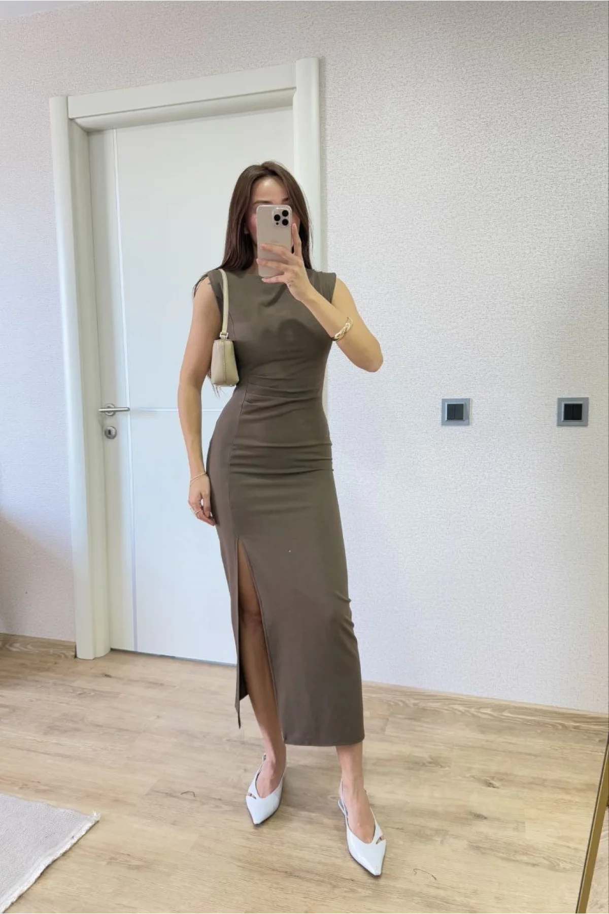 Yırtmaç Detaylı Sırtlı Kapalı Yandan Derin Yırtmaç Detaylı Kolsuz Elbise - Antrasit