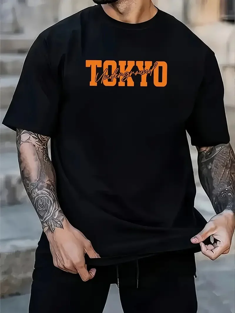 Erkek Turuncu Spor Araba Grafik Tişört - "TOKYO" Baskılı Günlük Oversize Kısa Kollu Tişört, Yetişkinler için Yazlık Giyim, Turuncu Araba Tasarımı- Siyah Görsel 2