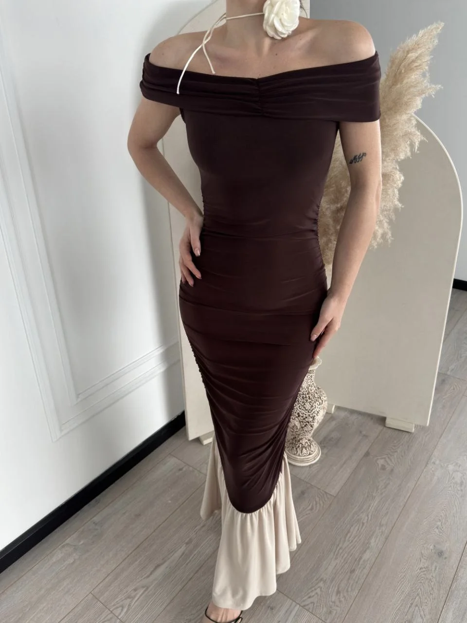 Striptiz Omuzlu Uzun Elbise- Kahve Görsel 4