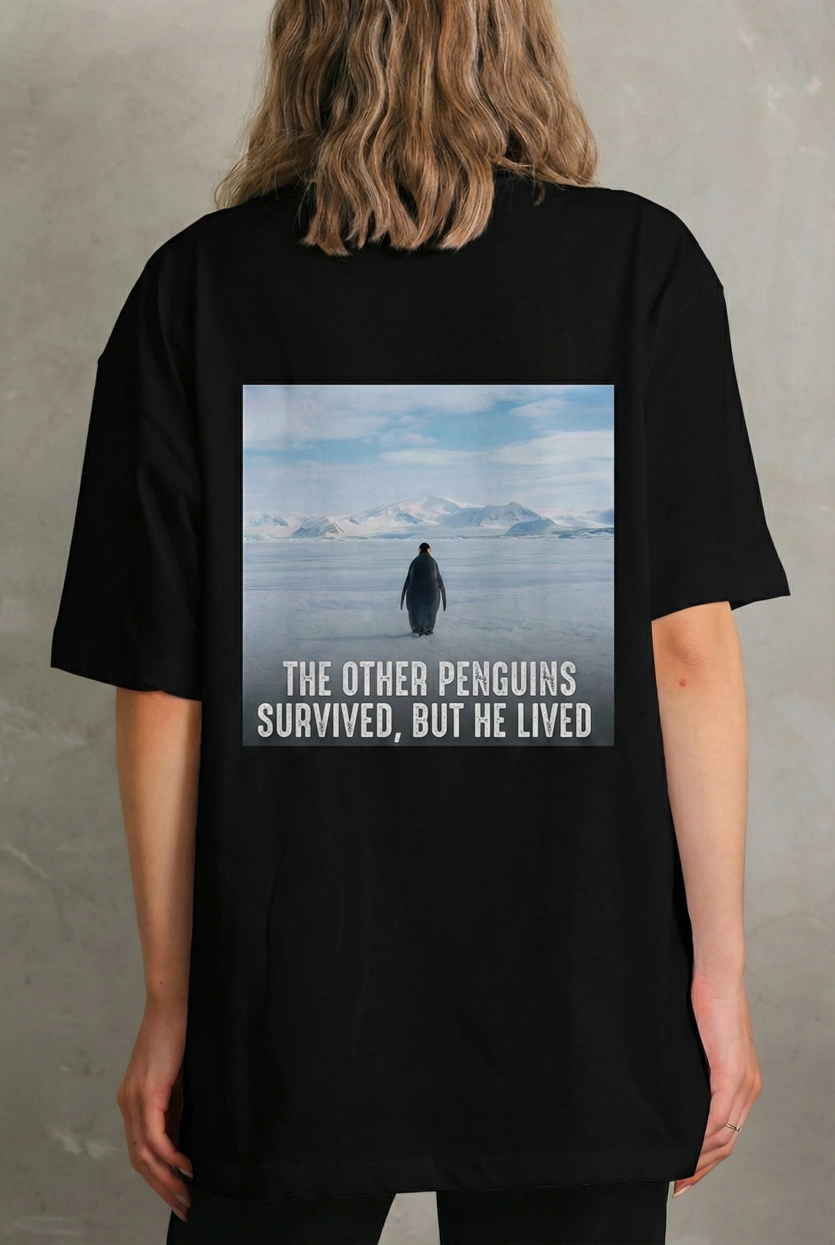 Kadın Oversize Tişört - Sırt Baskılı "Survivor Penguin" Temalı, Felsefi Yazılı Bisiklet yaka Tişört - Siyah görsel 1