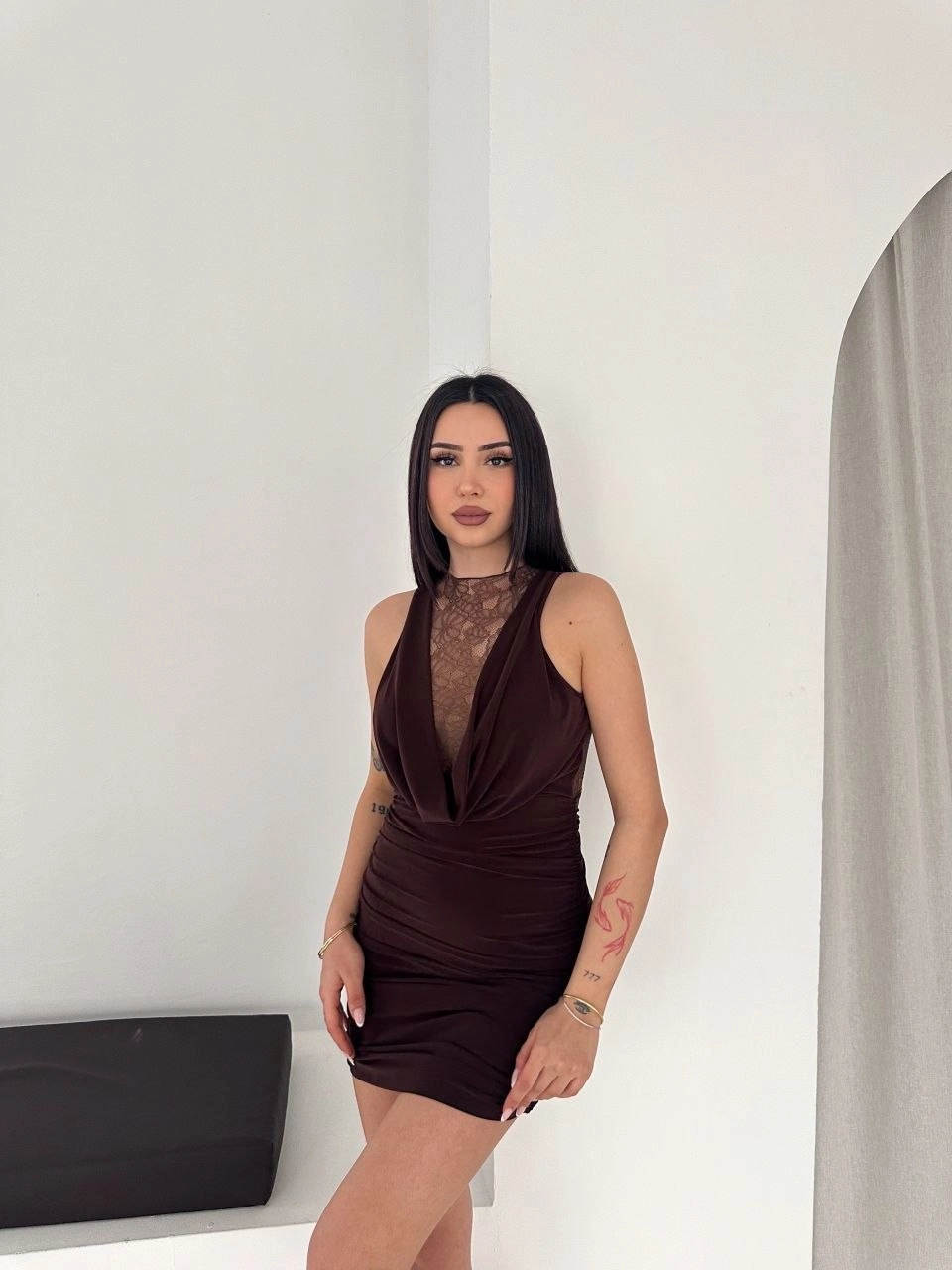 Kadın Dantel Detaylı Derin Dekolte Drapeli Mini Elbise Şık Kolsuz - Kahvrenegi 3