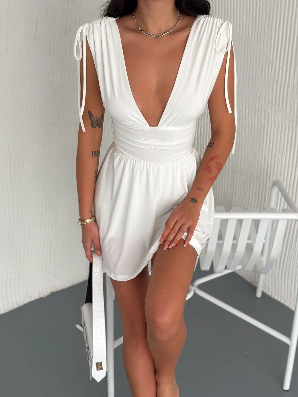 Kadın Derin V Yaka Etek Görünümlü Şortlu Elbise Drapeli Mini Yazlık - Beyaz 3