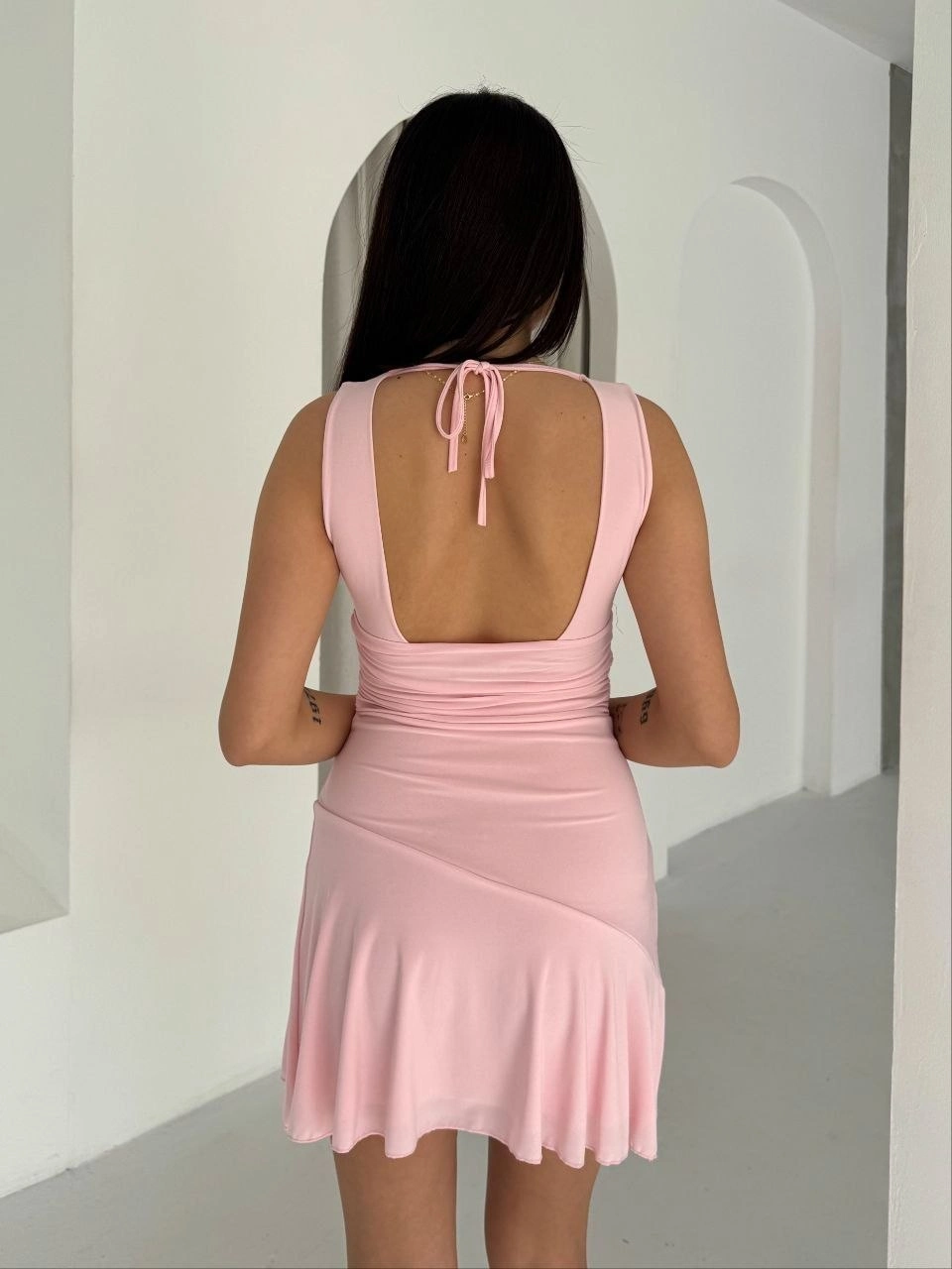 Kadın Derin V Yaka Sırt Dekolteli Mini Elbise Drapeli Şık Kolsuz - Pembe