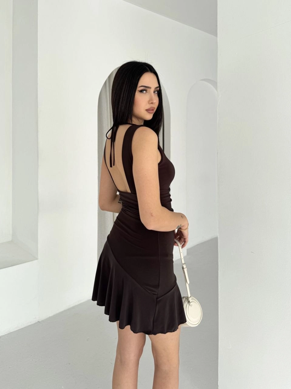 Kadın Derin V Yaka Sırt Dekolteli Mini Elbise Drapeli Şık Kolsuz - Kahverengi