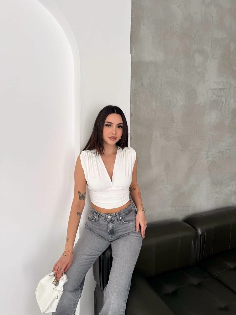 Kadın Vatkalı Kolsuz V Yaka Drapeli Crop Bluz Likralı Fit - Beyaz 3
