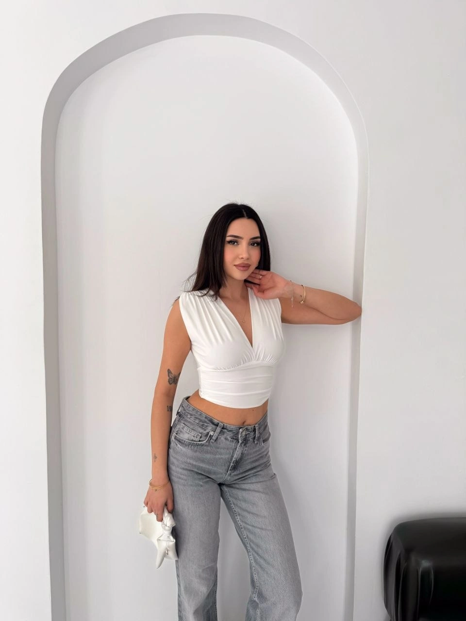 Kadın Vatkalı Kolsuz V Yaka Drapeli Crop Bluz Likralı Fit - Beyaz 2
