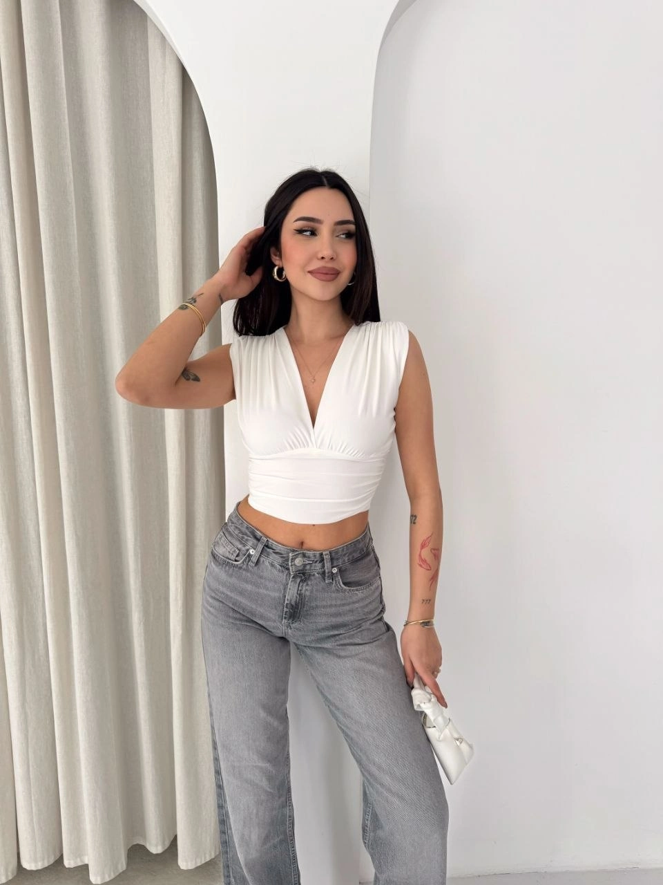 Kadın Vatkalı Kolsuz V Yaka Drapeli Crop Bluz Likralı Fit - Beyaz 4