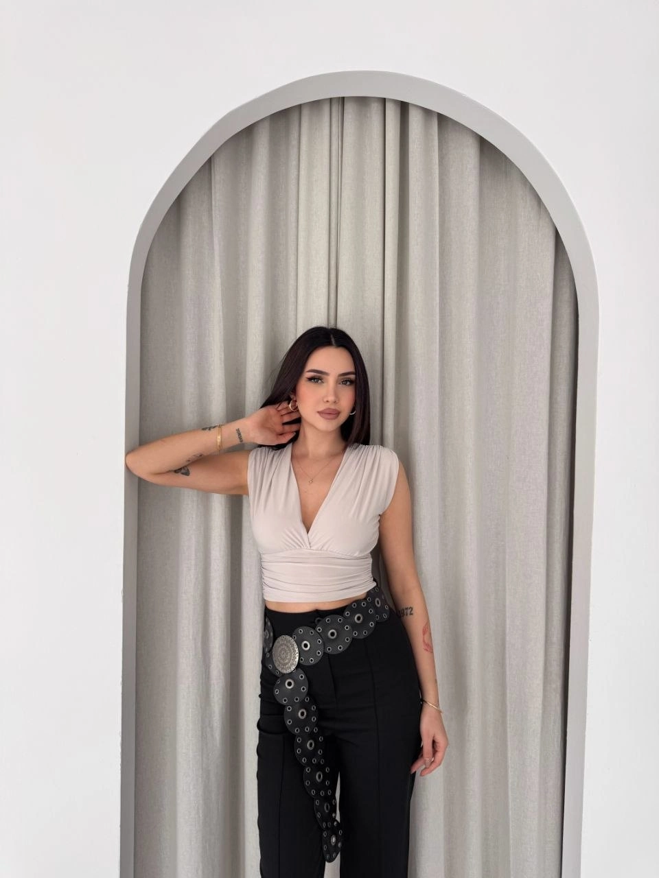 Kadın Vatkalı Kolsuz V Yaka Drapeli Crop Bluz Likralı Fit - Boyalı Gri 4