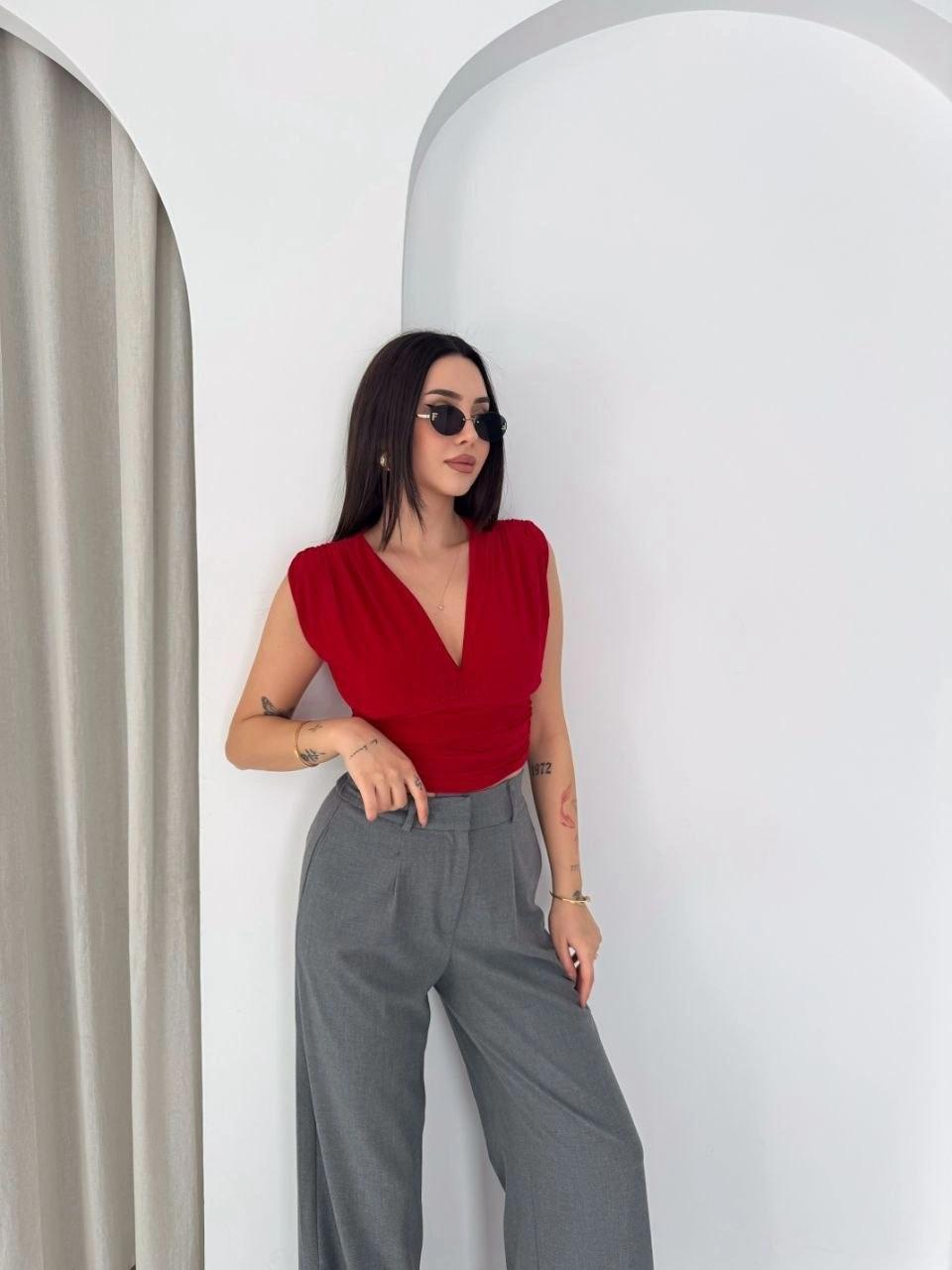 Kadın Vatkalı Kolsuz V Yaka Drapeli Crop Bluz Likralı Fit - Kırmızı 2