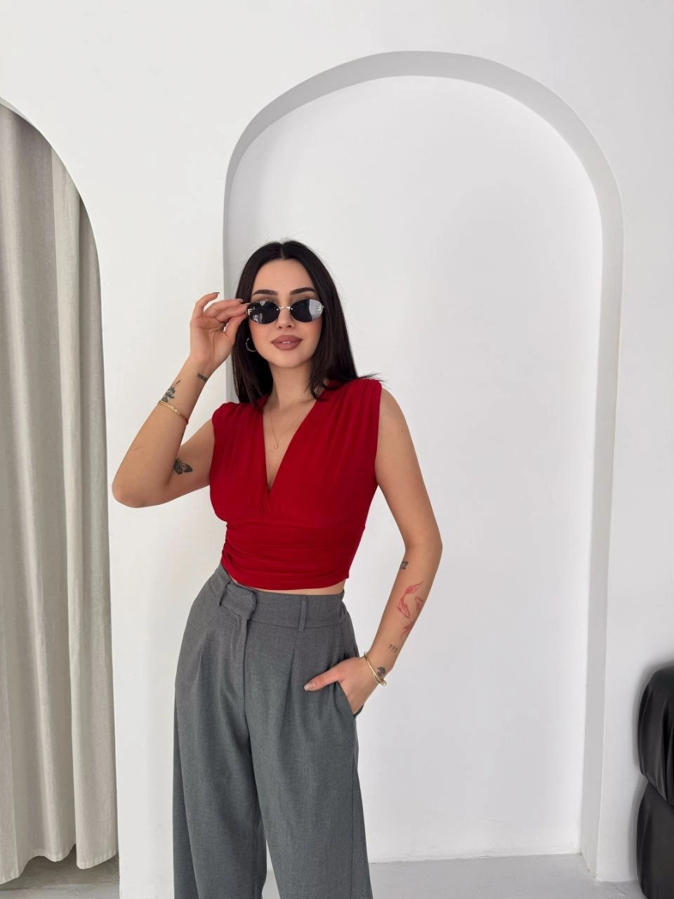 Kadın Vatkalı Kolsuz V Yaka Drapeli Crop Bluz Likralı Fit - Kırmızı 4