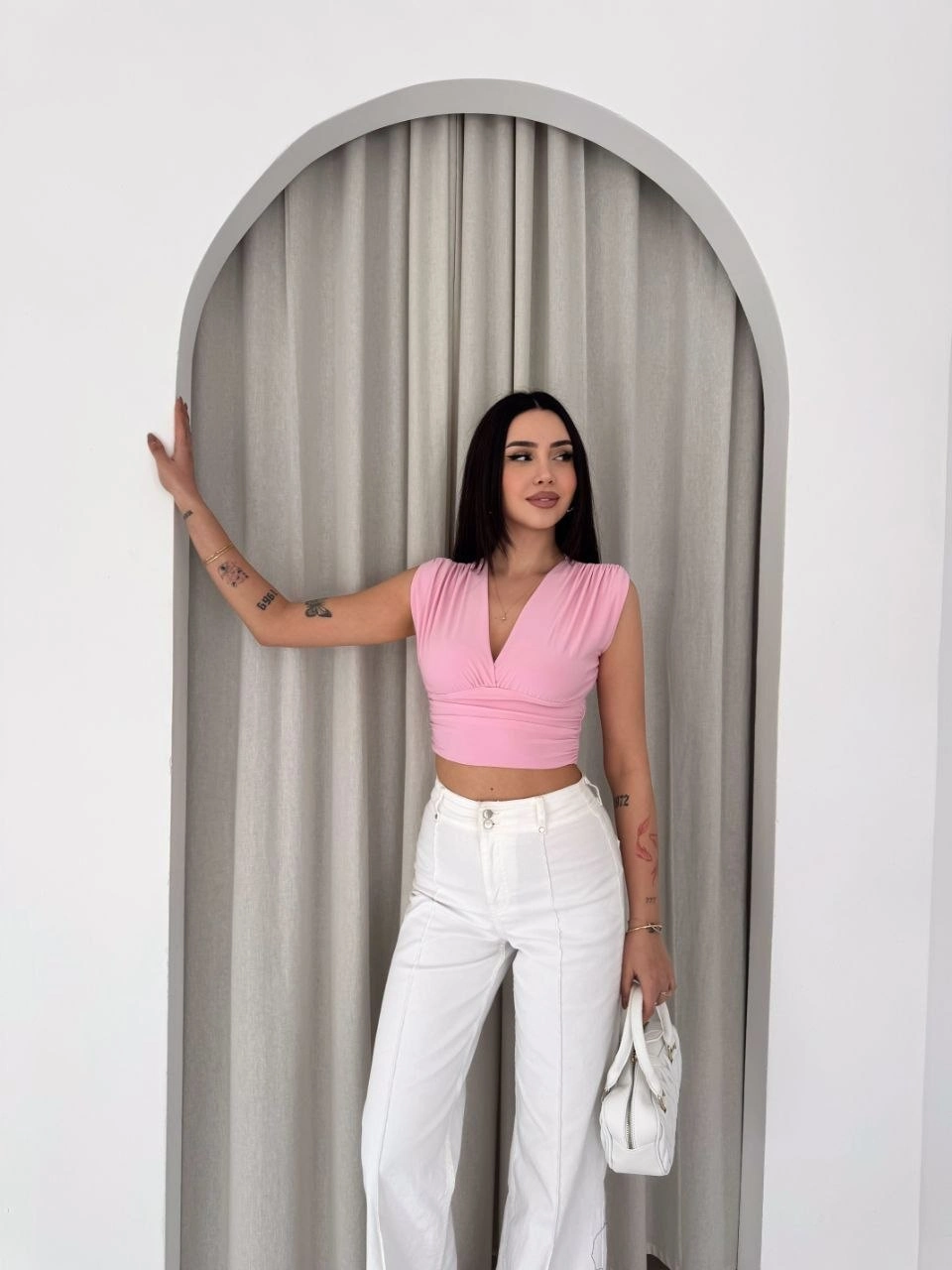 Kadın Vatkalı Kolsuz V Yaka Drapeli Crop Bluz Likralı Fit - Pembe 3