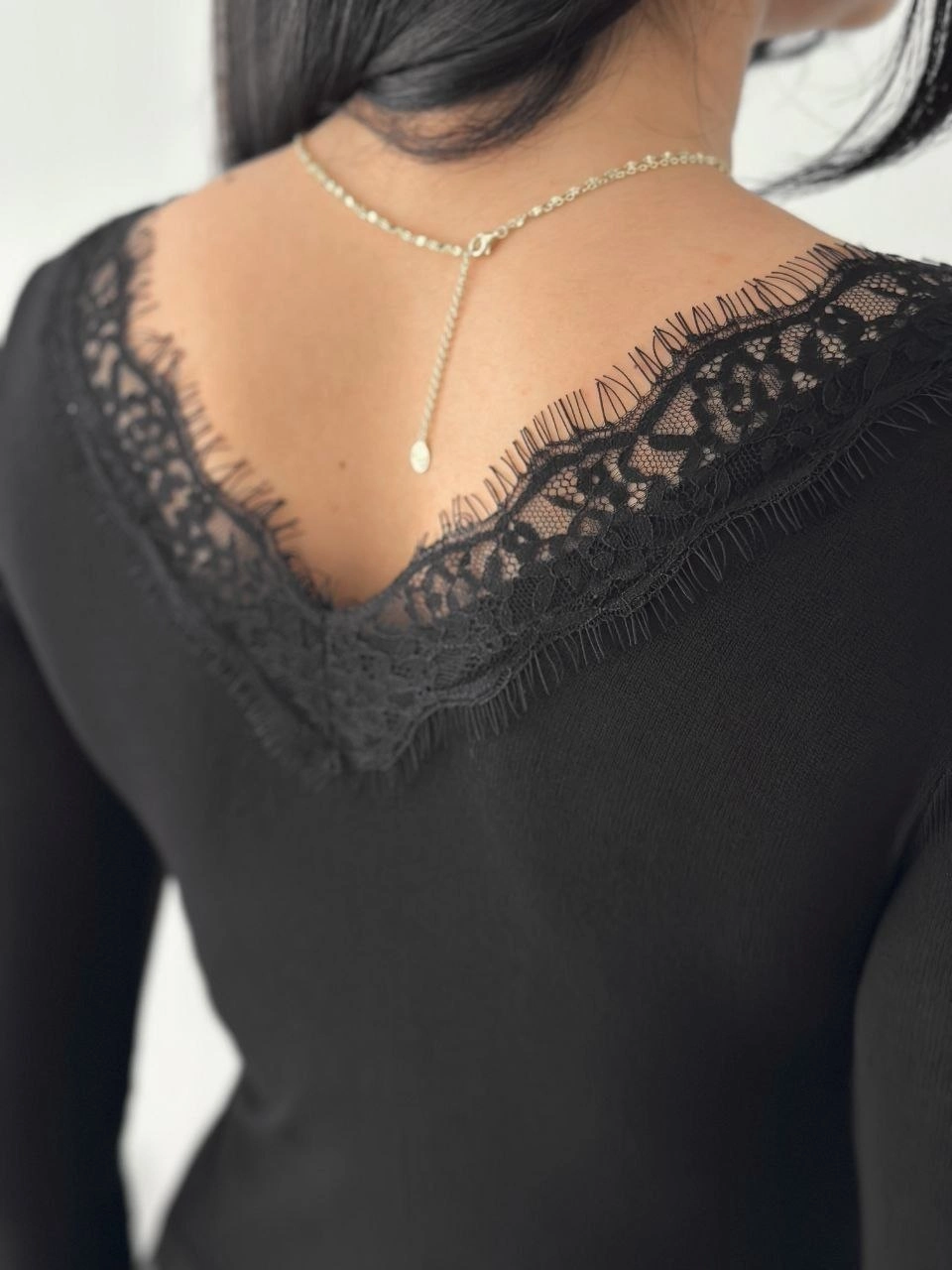 Kadın Dantel Detaylı V Yaka Arkası V Yaka Kaşmir Dokulu Uzun Kollu Bluz - Siyah 2