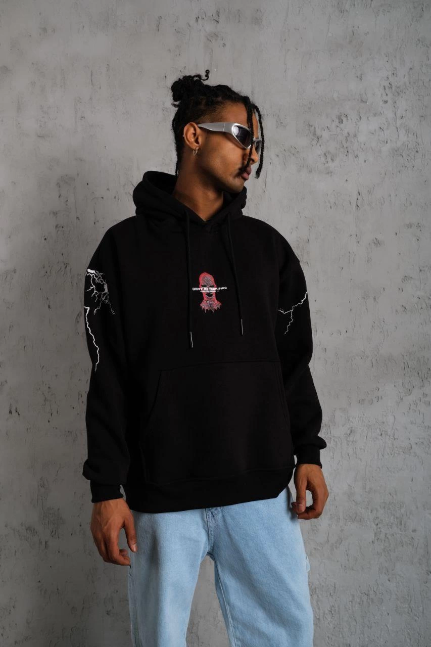 Erkek Oversize Üç İplik Kapüşonlu Sweatshirt – Siyah “Don’t Be Terrified” Ön, Sırt ve Kol Baskılı, Kanguru Cepli, Ribanalı Rahat Model- Siyah