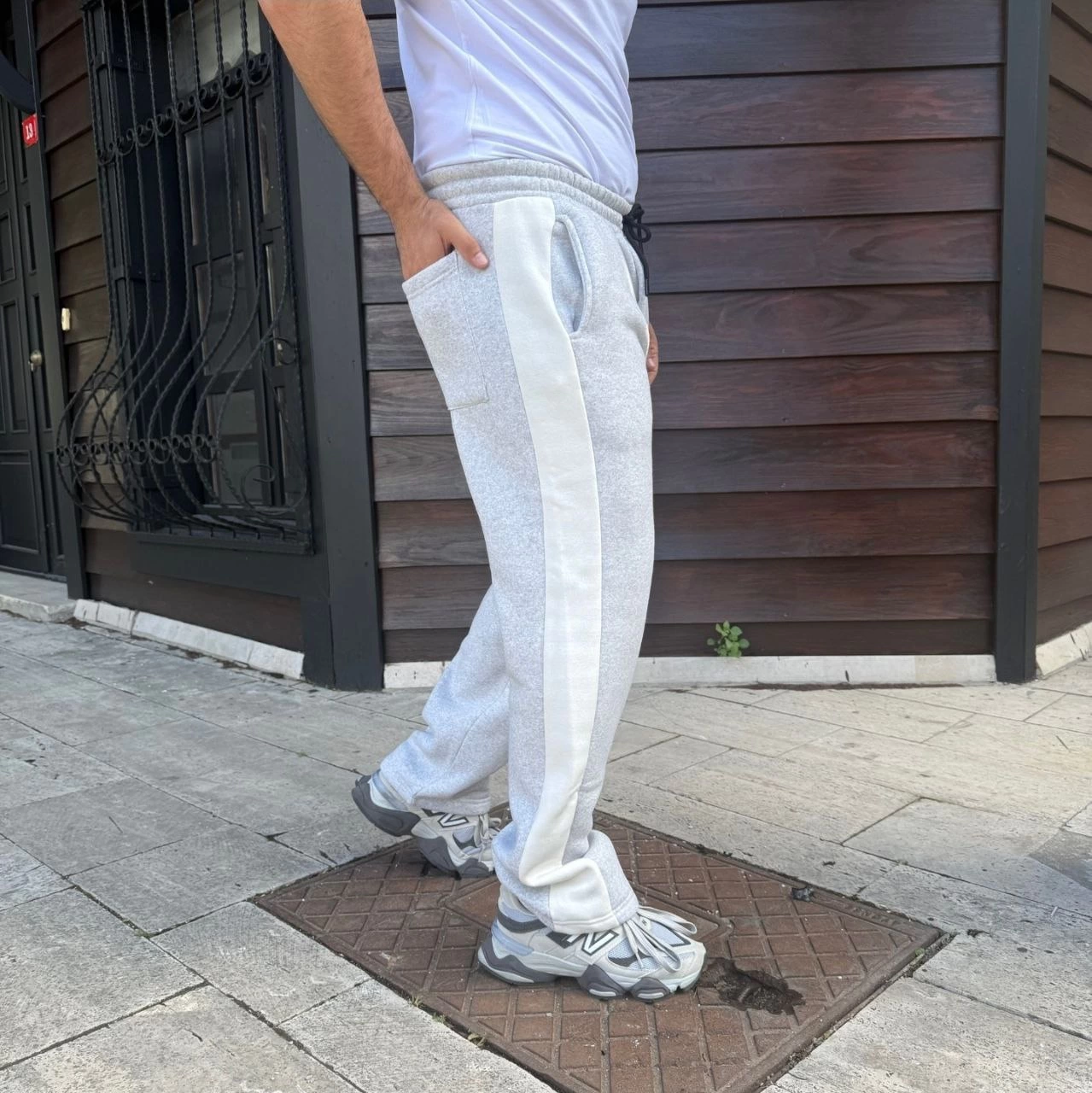 Erkek Üç İplik Kışlık Pamuklu Yandan Garneli Kalın Bej Şeritli Cepli Eşofman Altı - Gri