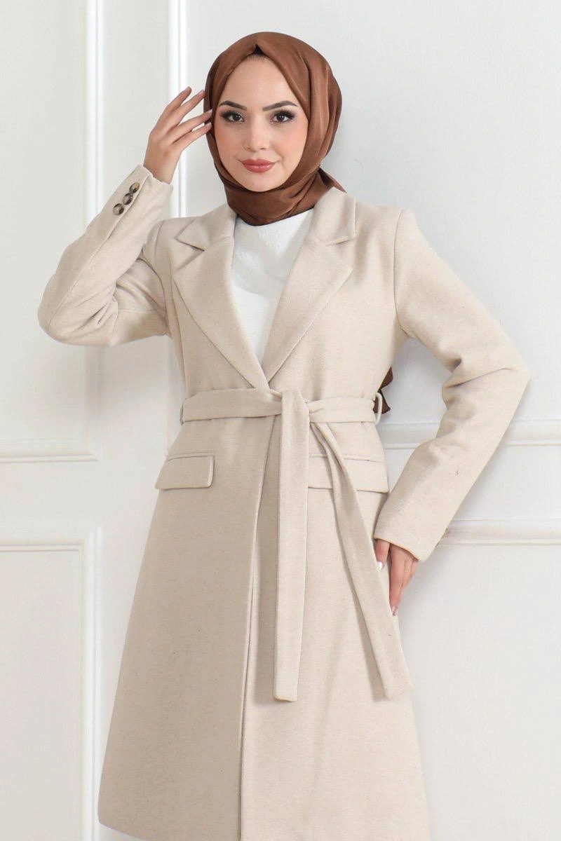 Kadın Kaşe Kaban – Uzun Boy Kruvaze Yaka, Kuşaklı Tesettür Kışlık Kaban, Astarlı Şık Yünlü Dokuma Oversize Rahat Kalıp, Cepli Modern Kaşe Mont Modeli - Bej