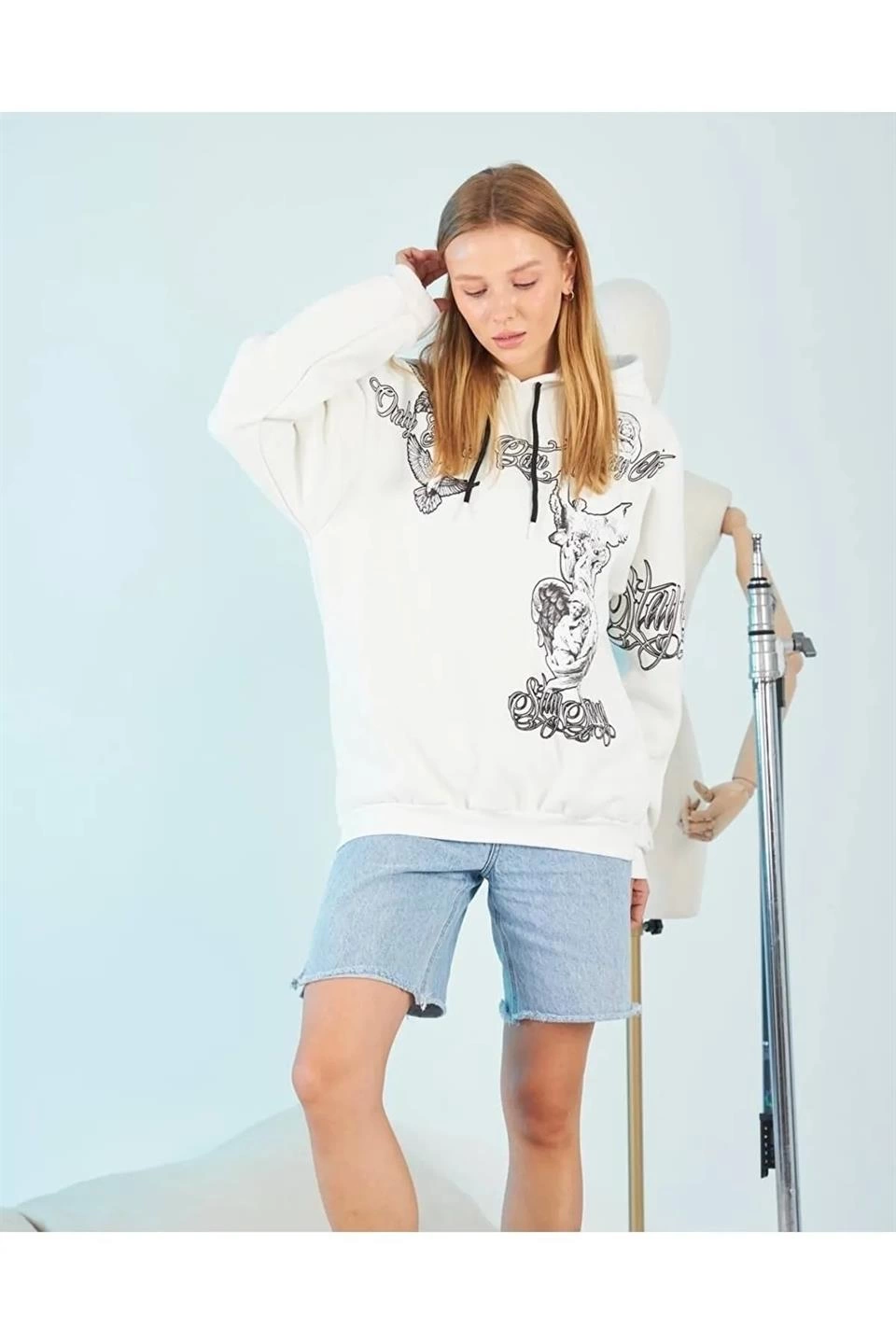 Kadın Kapüşonlu Üç İplik Sweatshirt – Beyaz Strong Heykel Baskılı, Rahat Kalıp, Kanguru Cepli Modern Tasarım