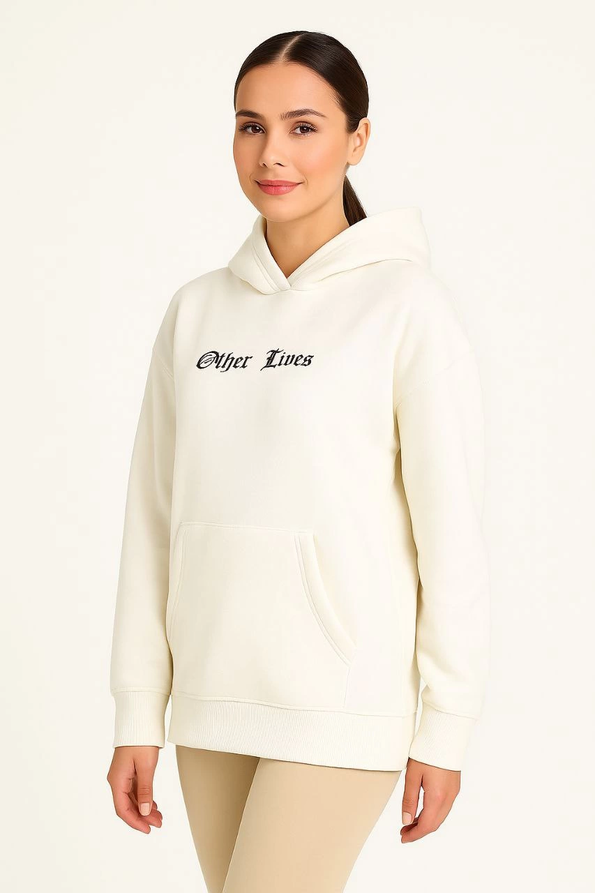 Kadın Oversize Üç İplik Şardonlu Kapüşonlu Sweatshirt – Beyaz “Other Lives” Ön ve Arka Baskılı, Kanguru Cepli, Ribanalı Rahat Kışlık Model Beyaz