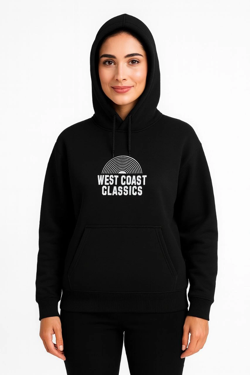 Kadın Kapşonlu Sweatshirt – Oversize Üç İplik Şardonlu Hoodie, “West Coast Classics” Ön & Arka Baskılı, Kanguru Cepli Kışlık Günlük Stil - Siyah