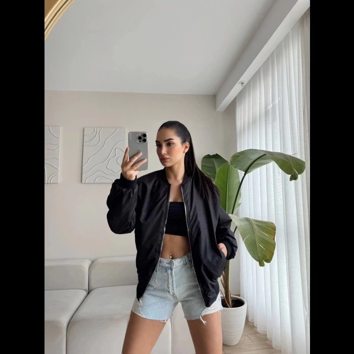 Kadın Siyah Bomber Mont – Oversize Rahat Kalıp, Fermuarlı Cepli, Günlük Kombinlere Uygun Hafif Kapitone Mont- Siyah