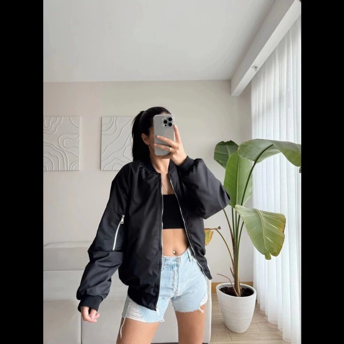Kadın Siyah Bomber Mont – Oversize Rahat Kalıp, Fermuarlı Cepli, Günlük Kombinlere Uygun Hafif Kapitone Mont- Siyah