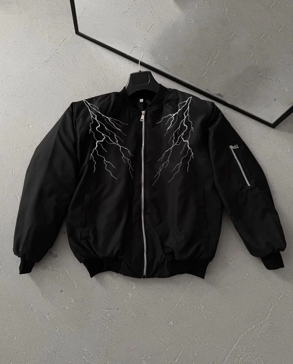 ERKEK Siyah Bomber Mont – Beyaz Şimşek Desenli, Fermuarlı Cepli, Kapitone Astarlı Sokak Stili Günlük Ceket - Siyah